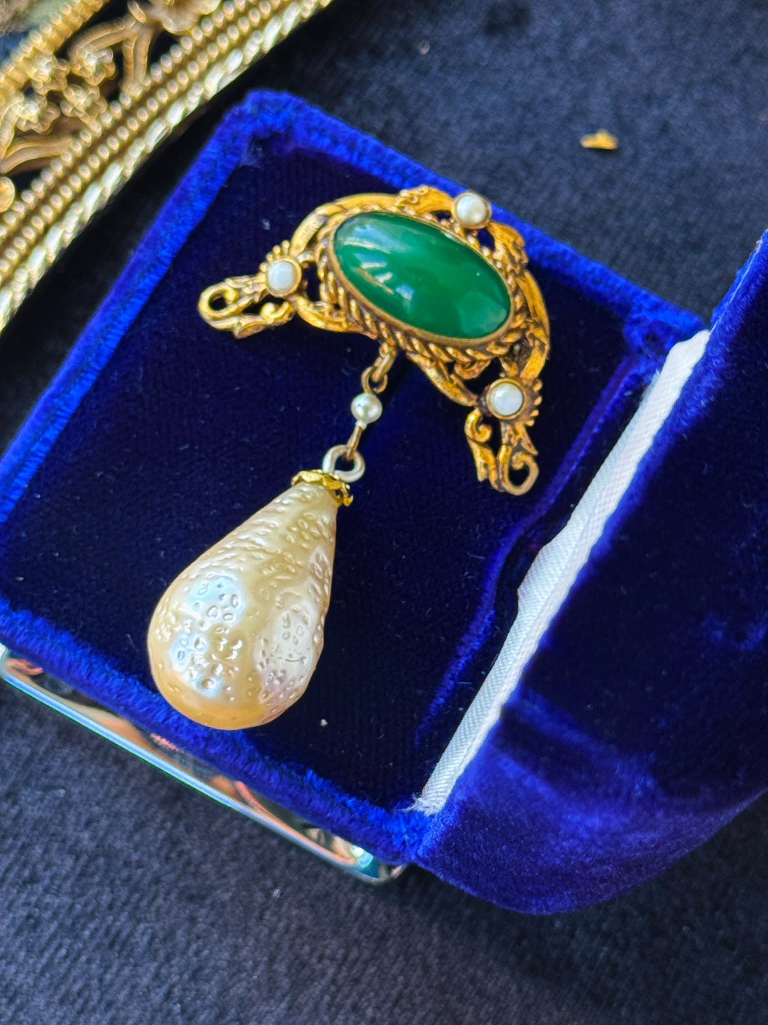 Vintage C.a. 195-60s Czechoslovakian Green Glass Cabochon Brooch with Dangle Pearl (NZ123)