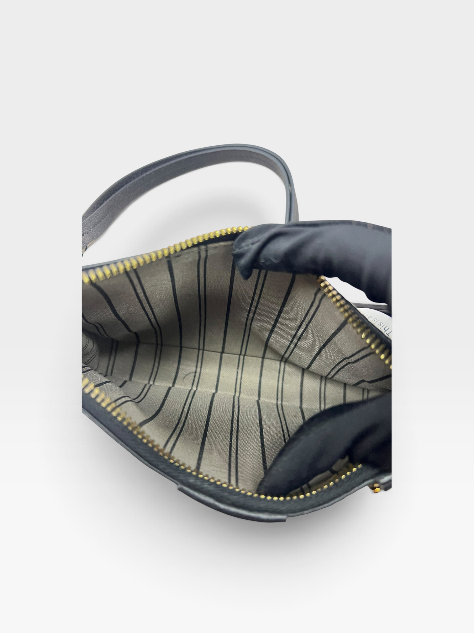 Pre-Owned LV Easy Pouch On Strap / Product Code: 082803