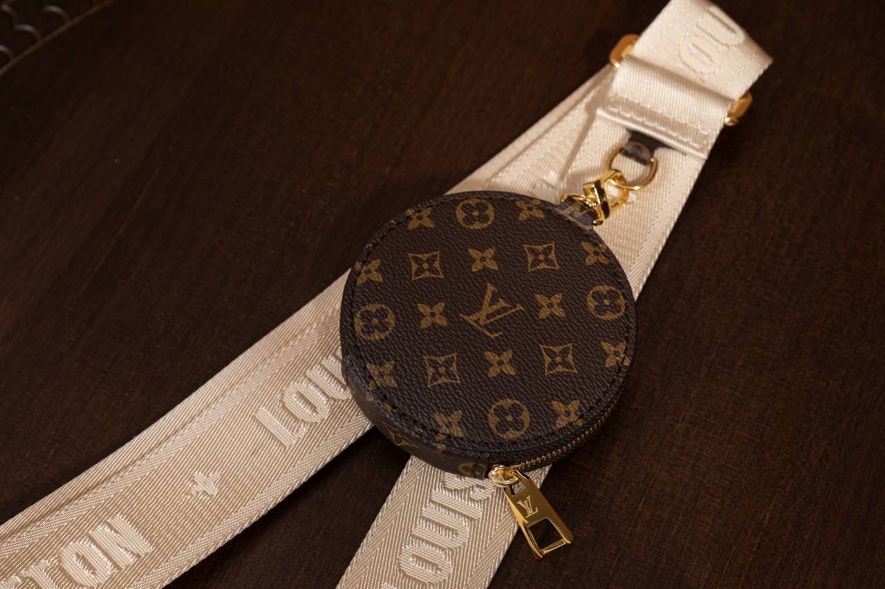 LV Onthego🎀 Toron 手柄搭配有品牌字样的提花肩带，风格对比很特别～ 还贴心附上 可拆卸零钱包，放零钱或小东西刚刚好，设计真的很加分👍 ▪️尺寸 25 × 19 × 11.5cm▪️ 大小刚好，不会太大也不会太小，日常出门超适合。 好看又实用，真的要说一句：设计师很懂女生啦～ 😆 这是 2023 早春系列，独家品质，这一季真的一定要选它！ 小号手袋把 Monogram + Monogram Reverse 拼在一起，再加上 Monogram Giant 图案，整体超有时尚感，怎么看都高级✨