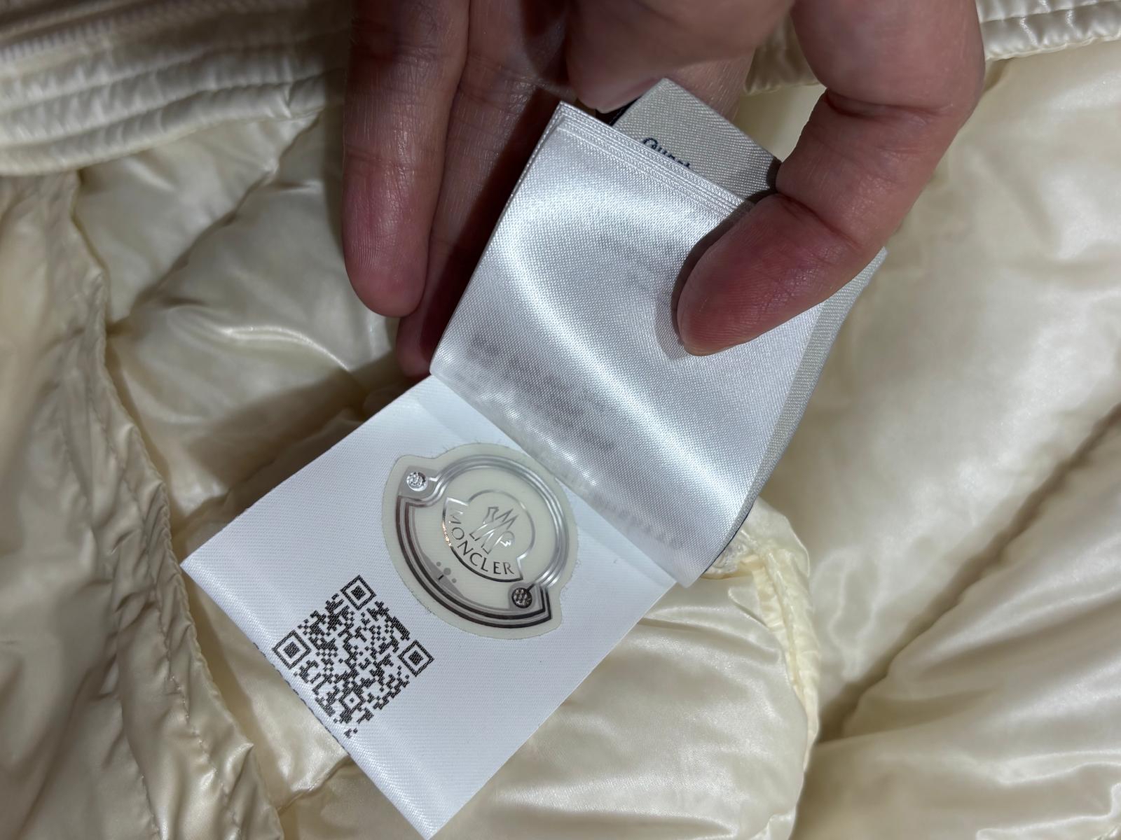 MONCLER outer 100% Nylon Size: 1 Down Outer 白色1碼 100%Authentic 95%new 