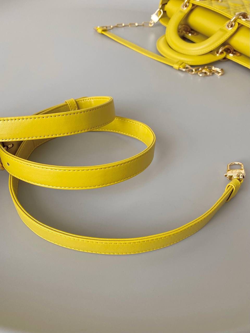 姜黄色💛 𝗗𝗶𝗼𝗿 𝗗-𝗝𝗼𝘆 𝗯𝗮𝗴羊皮新色 时尚果然就是轮回，回归了一把中古戴妃 长方包形，短链条➕细长肩带直接封神！！ 复古时髦感超强，真是什么场合都可以把住 绝对是lady中的天花板了，强势出圈啦姐妹们🔥 26 x 13.5 x 5cm