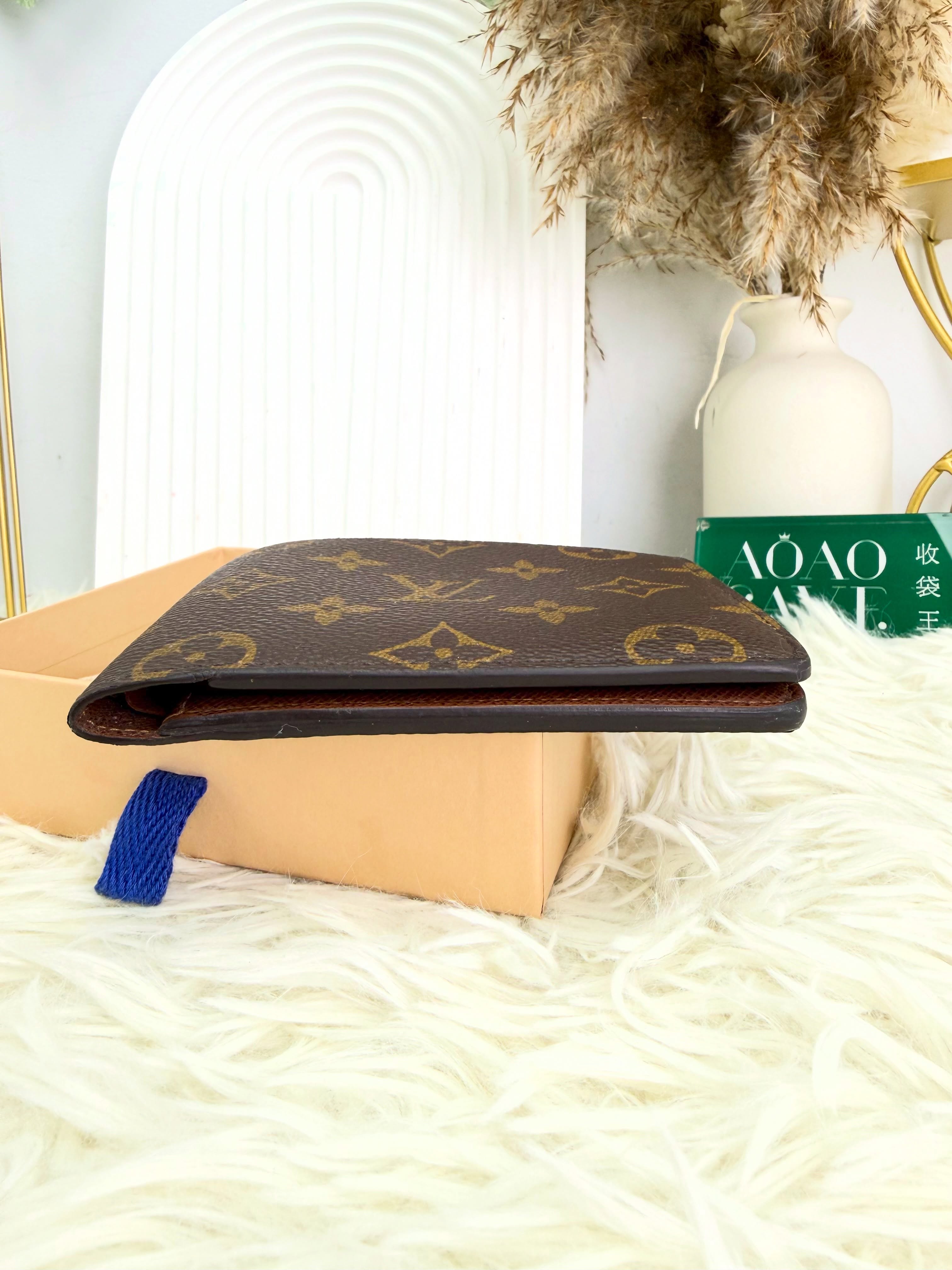 Lv👜 PRE OWNED 🛍️短銀包 啡色老花  有塵袋有盒有單 晶片款🧡  配件 -塵袋、盒、單🫶🏻 💰優惠價 $2980 98%new  #收袋王  喜歡的話快點pm/whatsapp 我們💓 銷售熱線51111 321（whatsapp)  我們服務包括有：手袋飾物回收、手袋置換(一換一、一換多也可以） 、專業手袋鑑證、專業手袋護理  購買方法 🏢親臨門市 荃灣南豐中心15樓1521室（荃灣地鐵站a出口1分鐘到）敬請預約 ❤️只賣正品正貨，任驗💓🫰🏻 ❤️‍🔥本店為香港註冊公司絕對真貨，信心保證👍🏻 🫰🏻本店設有鑑證服務，有駐場鑑證師  ✨歡迎追蹤我哋各個平台緊貼最新優惠x貨品🔥😍 👇🏻👇🏻👇🏻👇🏻👇🏻👇🏻👇🏻👇🏻  ⭐️Instagram: aoaocave  🌈Facebook: aoaocave收袋王  🔥Carousell: acluxuryhk  👆🏻👆🏻👆🏻👆🏻👆🏻👆🏻👆🏻👆🏻  ___________________________  Disclaimer🫰🏻All trademarks and copyrights are reserved to the original brand holders. @AOAOCAVE sells only authentic goods and is not affiliated with any of the brands mentioned.  @AOAOCAVE 跟任何品牌無關，而且沒有持有任何品牌資版權，亦沒有與任何品牌合作。所有商標及版權歸屬於品牌坊所有，帖子只作分享用途。  #aoaocave #手袋回收 #名牌買賣