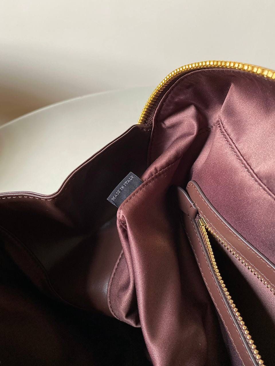 🈶石南木色， 𝗠𝗶𝘂𝗠𝗶𝘂24秋冬公文包 今年这只巧克力色 给调色师跪下了！ 一整个浓浓的秋冬氛围感，已经开始期待秋天了 不管是皮质还是色泽都超有质感 根本爱到不行啊 近两年miu水涨船高，爆款制造机 出什么火什么，杀疯了已经，都去冲 23×34×10cm，#F0020m