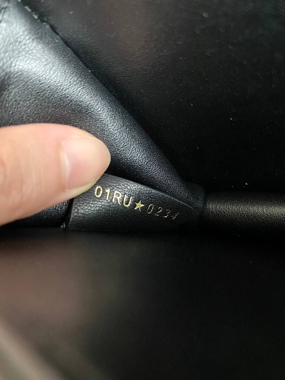 🈶黑色迷你 𝐃𝐢𝐨𝐫 𝐀𝐧𝐠𝐞 𝗯𝗮𝗴手袋 这款颜值真的好看爆! 拿手上那种厚重的千金感’一秒沦陷 超大的CD 按扣、珍珠金属链条、和全金属手柄加上复古的包型、让整体非常精致 有种阳刚与柔美的酷时尚感 内里有隔层，可以很好的把私人物品归类 手拎手腕肩背腋下都可以 真的做到实用好看俩不误，超赞！ 20×12×5cm #💰115050m