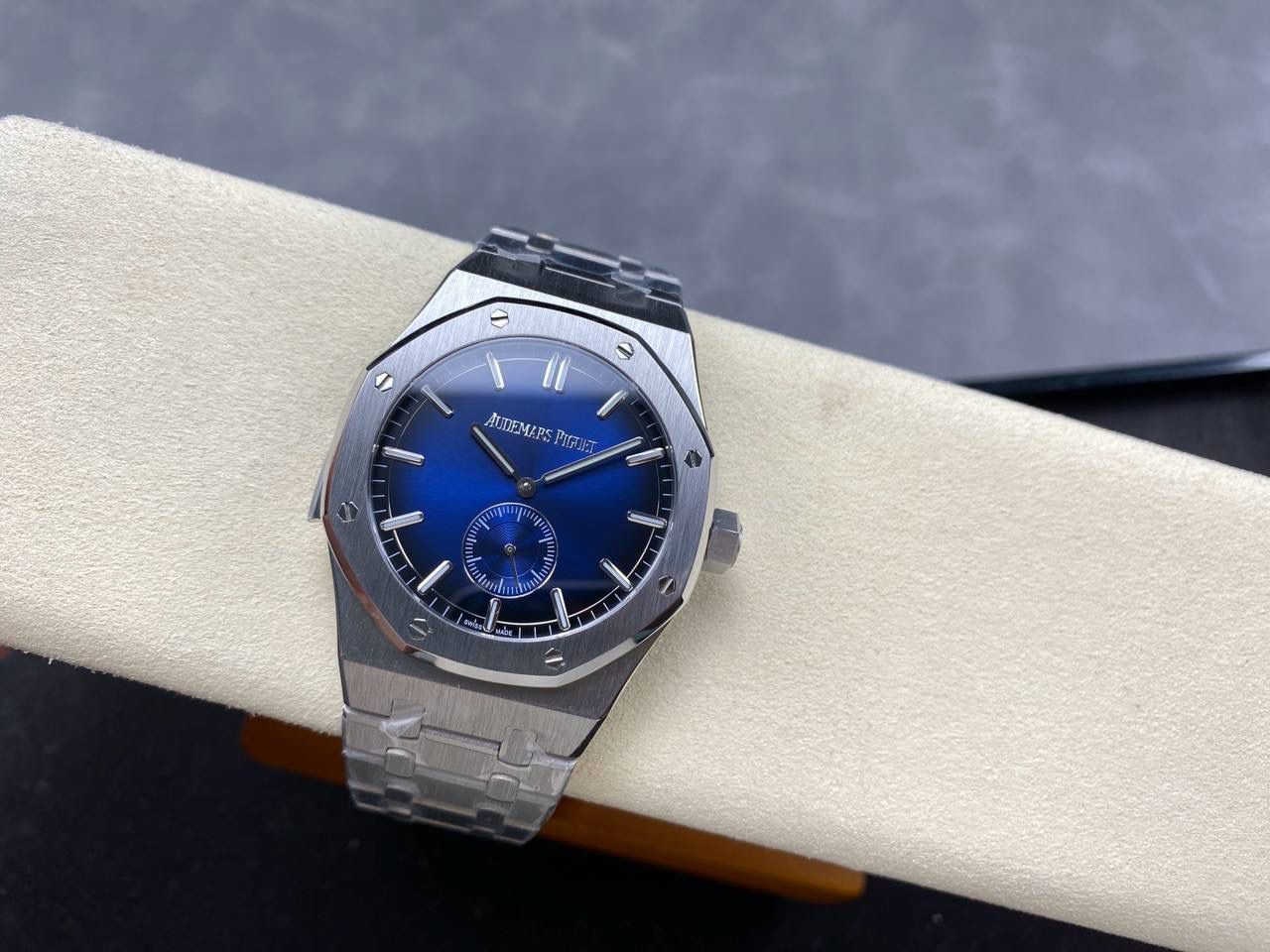 🚀AP爱彼 皇家橡树26591IP系列男士腕表，两针半 震撼上线：后盖升级透底，采用2953升级版机芯， 成就钢表巅峰—— 实力演绎 卫冕“钢”王！【5大精妙之处】 1.正品拆解开模，尺寸为42×11.3毫米与正品一致！ 2.完美还原正品表壳的每一处细节，尽显正品“棱角分明 坚毅果敢”的阳刚气质。 3.钢带的做工无可挑剔，比市面上任何钢带表做工均要更上一层楼，钢带头粒和表头衔接的“缓冲带”的松紧程度与正品一模一样，(可选配钢带款，胶带款) 4.爱彼2953升级版机芯，稳定，优秀，更真实。 5.表盘的“饼干纹理”立体饱满 搭配白金荧光时标和Royal Oak皇家橡树指针，体验精妙 感受不同！必属精品