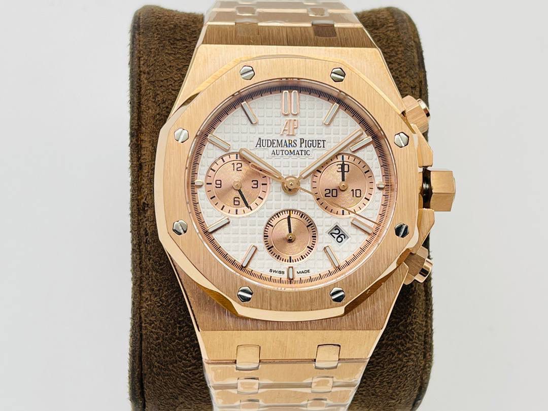 AP爱.彼皇家橡树系列26331OR多功能计时机械腕表41MM！ 1⃣️【机芯】7750改原装机芯 6字位小秒 功能与原装一致！ 2⃣️【表镜】表镜选用进口蓝宝石玻璃镜面！ 3⃣️【表壳】采用进口316精钢表壳，表壳通过拉丝和部分抛光打磨处理之后，忽明忽暗展现出精致而硬气的独特气质！ 4⃣️【头粒】头粒设计与专柜一致可以微调 佩戴更佳贴手舒适 经过多道工序的打磨和磨砂处理，终把AP特有的八角型表圈表达出棱角分明的线条！ 5⃣️【表盘】超强夜光显示，可以在任何环境下读取时间！