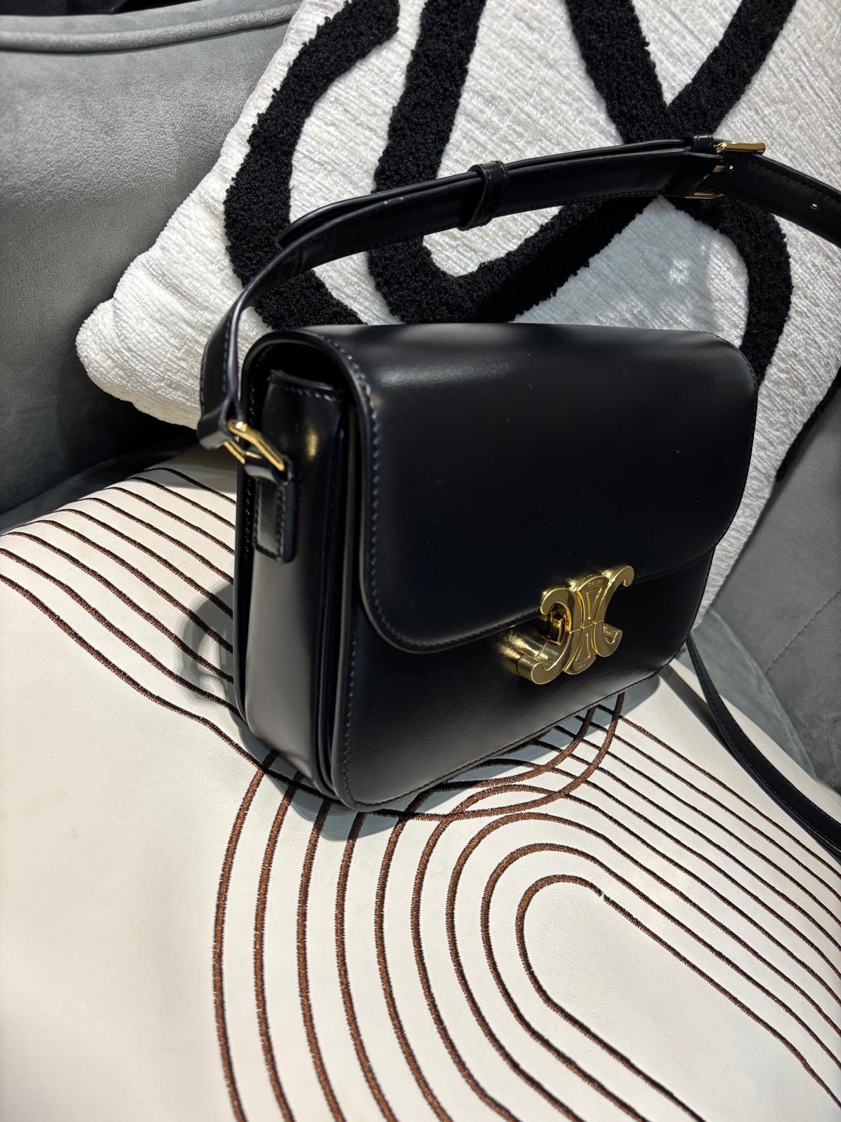 Celine CLASSIQUE TRIOMPHE 黑金凱旋門 medium box flap W22x15.5x6cm  100%Authentic ,98%new  ✅tap booklet ✅dust bag✅box 