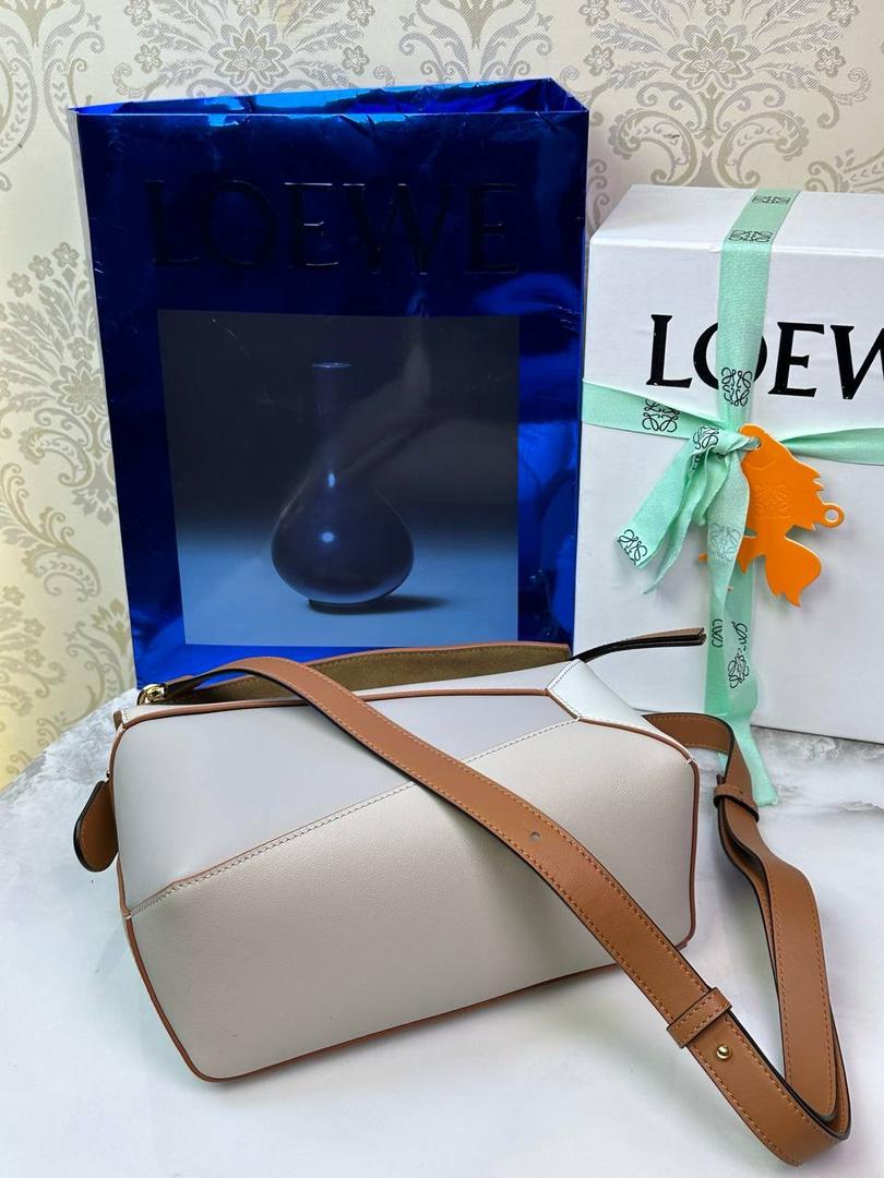 🎈最新编织手腕𝙋𝙪𝙯𝙯𝙡𝙚 ——【灰兰拼色】 尺寸：𝟐𝟒-𝟏𝟎.𝟓-𝟏𝟔.𝟓𝐜𝐦 编码：062405 ♥️以罗家经典几何设计，搭配独特的编织手腕，人字纹里布。 ♥️容量大，经典百搭，可拆卸肩带，有单肩，斜挎，手提等多样化背法。随性时髦洒脱，实用性强。 ♥️独家背景➕独家品质➕独家全套砖柜礼盒套装，市场高端品质皆在我手✌🏻