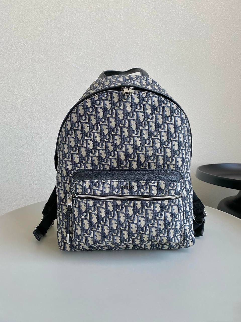 🈶老花蓝，大号（最新版本） 𝗗𝗜𝗢𝗥 𝗢𝗯𝗹𝗶𝗾𝘂𝗲 老花双肩包 热度依旧不减的经典款，几乎人手一只 自重非常轻盈，是你旅途中的最佳伴侣 小号：29×12×32cm #6613m 大号：30×15×42cm #6611m