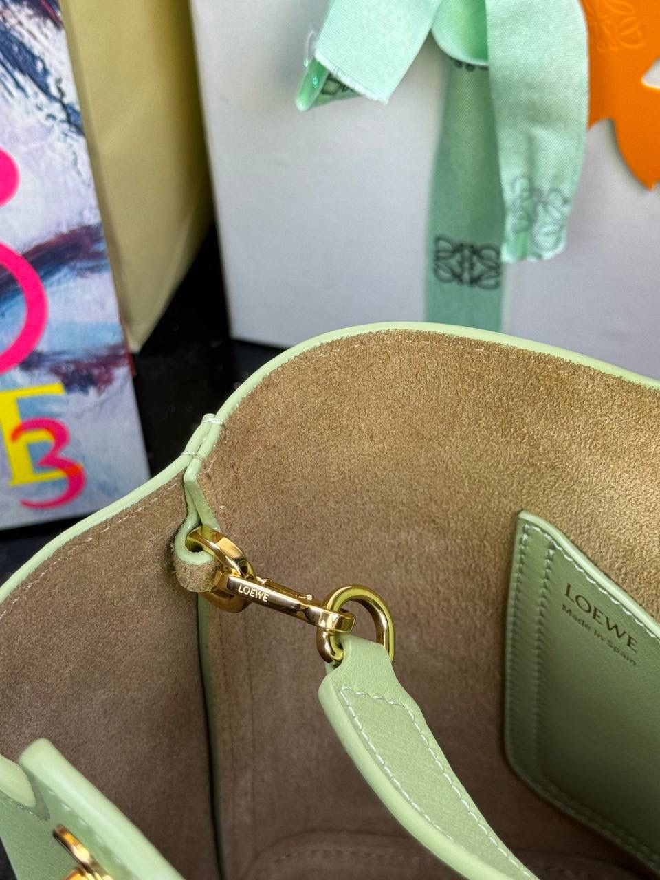 ♥️𝙈𝙞𝙣𝙞 𝙋𝙚𝙗𝙗𝙡𝙚 𝘽𝙪𝙘𝙠𝙚𝙩 ——【浅梨色】 尺寸：𝟏𝟔-𝟏𝟔-𝟗.𝟓𝐜𝐦 编码：062339 🎈标志性Anagram鹅卵石点缀，配以纯粹简约线条以及瞩目设计风格，诠释全新𝙋𝙚𝙗𝙗𝙡𝙚手袋👜 🎈自带一根🉑拆卸🉑调节的肩带，一包多背，多样化风格，秀场大放异彩😀内里容量超大，日常实用性强👌 🎈配全套专柜礼盒🎁，给你满满的仪式感👀