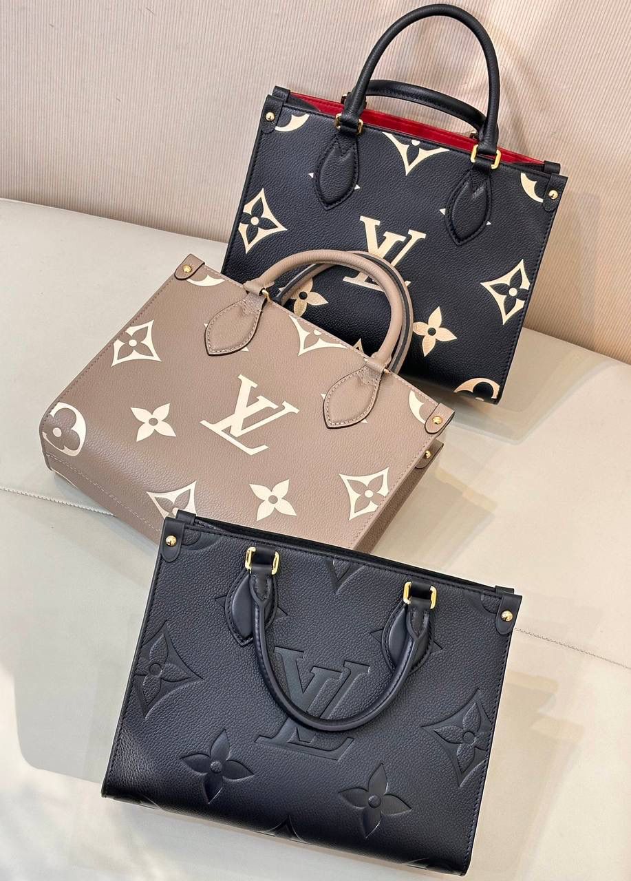 LV ONTHEGO 全皮👜✨ 今天这款是小号的，与以往的手提包唯一有点不一样的是，这款手提包将柔软细腻的牛皮搭配经典的Monogram压纹结合到一起！包身驴家进口荔枝纹牛皮料，经过压纹工艺处理，表层的logo凹凸纹理清晰，精细的无可挑剔。内里也是容量超大，虽然不入大号尺寸那样，但绝对可以满足日常需求✨🌈 尺寸：小号25/19/12cm 大号 34/27/16cm M45653 黑色压花 M45779 大象灰 M45659 黑色印花