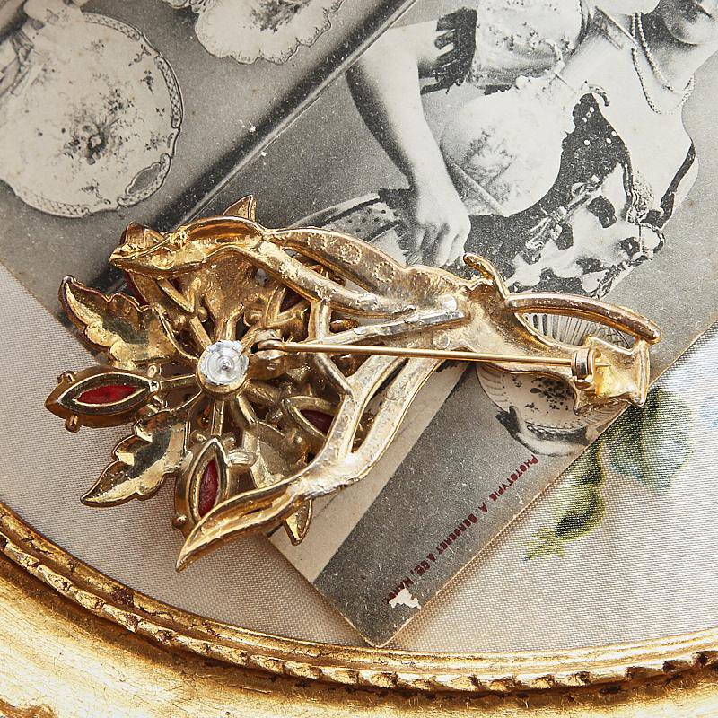 War Time Romance - 1940s Red Flower Bouquet in Hand Brooch (EA1466)