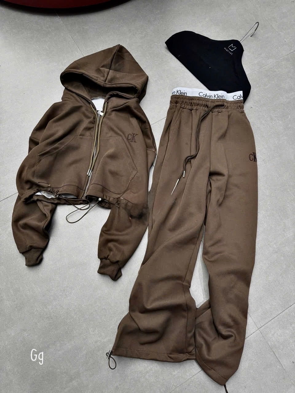 CK 短版連帽衫和寬褲套裝