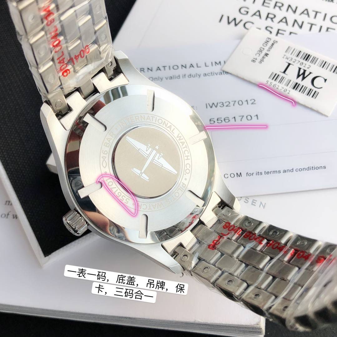 硬货首发，市场独家！IW327015，316L精钢材质，非凡工艺，让小厂知难而退！万国飞行员马克十八传承腕表，采用原装瑞士ETA王牌机芯，40mm表径，全数字刻度超强夜光，双面防反光凸状蓝宝石玻璃表镜。原版1比1开模钢带，在很多细节的把控上都已达到行业顶级，且多项可为标杆，整表细节一丝不苟。 原装价格4W多，一般人均可轻松驾驭，此款万国飞行员腕表视为万国经典款型，任何场景着装均适合佩戴，可谓百搭神器。全套包装出货