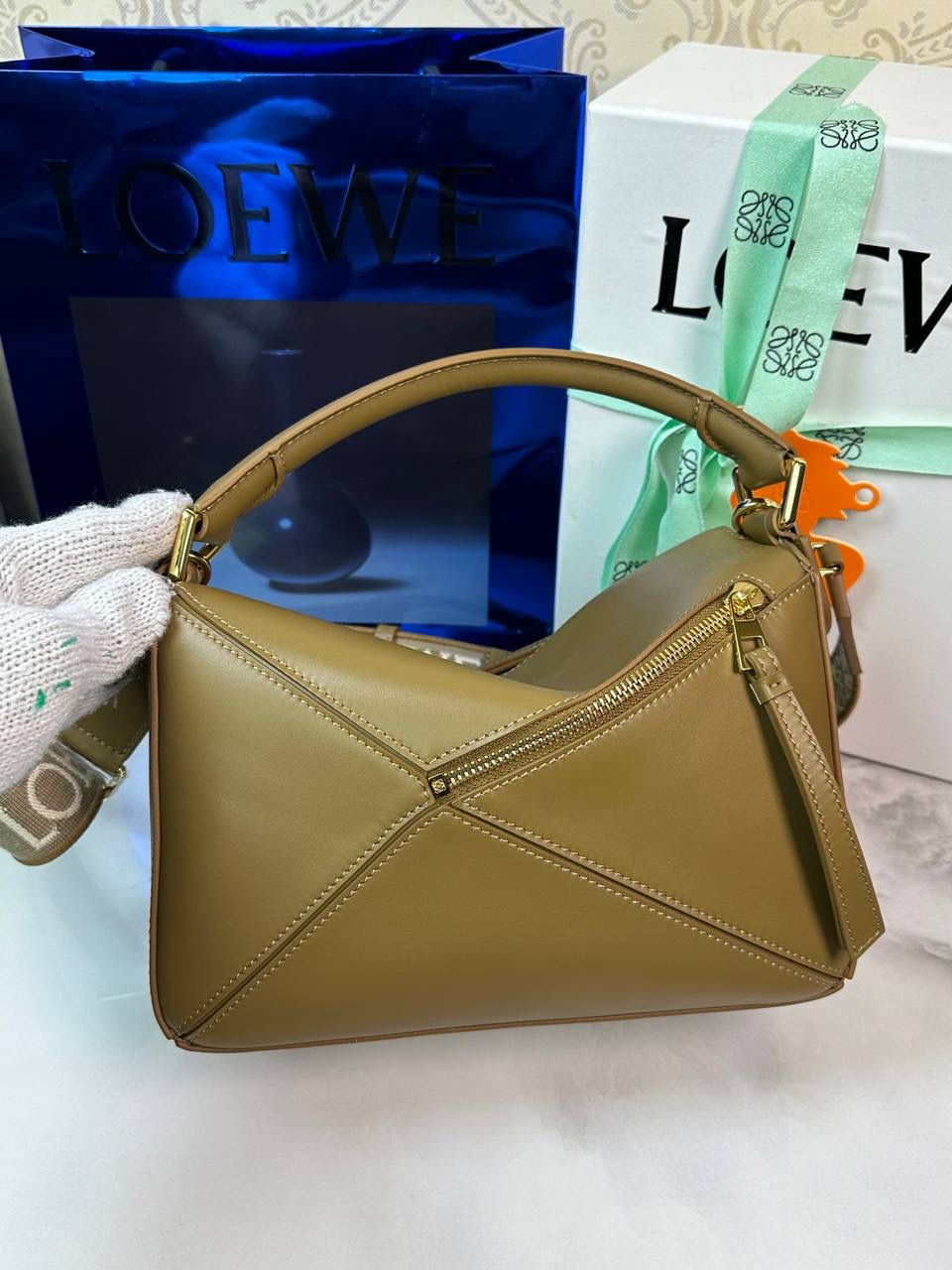 🅰️小号 𝗣𝘂𝘇𝘇𝗹𝗲最新版本❤️ ——（缎面/织带款） ✅经典拼图系列，不规则立体几何设计，最具辨识度的立体廓形和几何美学，顶级进口小牛皮搭配德国沙菲线，独家定制五金，𝗬𝗞𝗞拉链拉头 ✅容量超大，颜值高，四季百搭，新款自带可拆卸𝗟𝗢𝗘𝗪𝗘织带宽肩带‼️ 尺寸：𝟐𝟒-𝟏𝟎.𝟓-𝟏𝟔.𝟓𝐜𝐦 款号：061609织带橡木棕