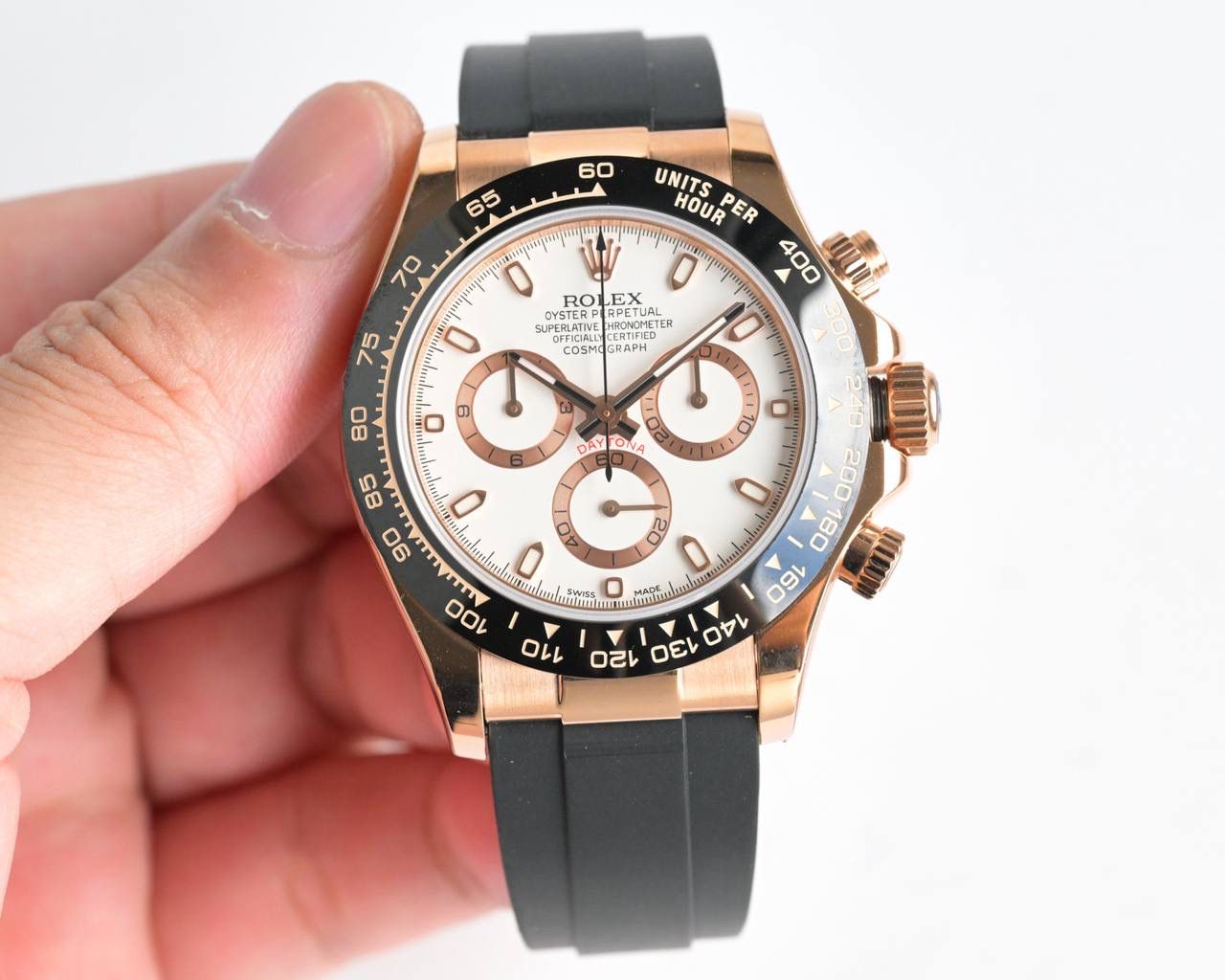 18k包金 现货供应 ROLEX-劳力士迪通拿系列 GTC中国国检检测证书，联网可查！一档调时 计时秒针 3字位9字位小针 功能原装一致！表壳原版开模，表盘尺寸40mm。厚度目前市面上最接近原装的 陶质实心外圈连计速刻度（采用真陶瓷工艺 刮不花 永不退色 质感和正品一致）功能盘字体和盘面logo采用叠加印刷工艺，从侧面观察会有微微隆起之感。盘面的底色纹路经过无数次过滤改正，确保百分百吻合与原装。其上的劳力士金属LOGO单独开模，无论是立体感还是圆润度均可PK原装 易读Chroma light夜光显示 配长效夜光物质。表镜平形蓝宝石水晶玻璃 抗刮损，效果绝不重影，吻合正品。⚠⚠六字位正品一致的有防伪的小皇冠👑（注意细节）表扣采用进口精钢1:1散件打磨而成 拉沙内侧 腐蚀劳力士钢印 外置正品一模一样的表扣保险环，完美在每一个细节！