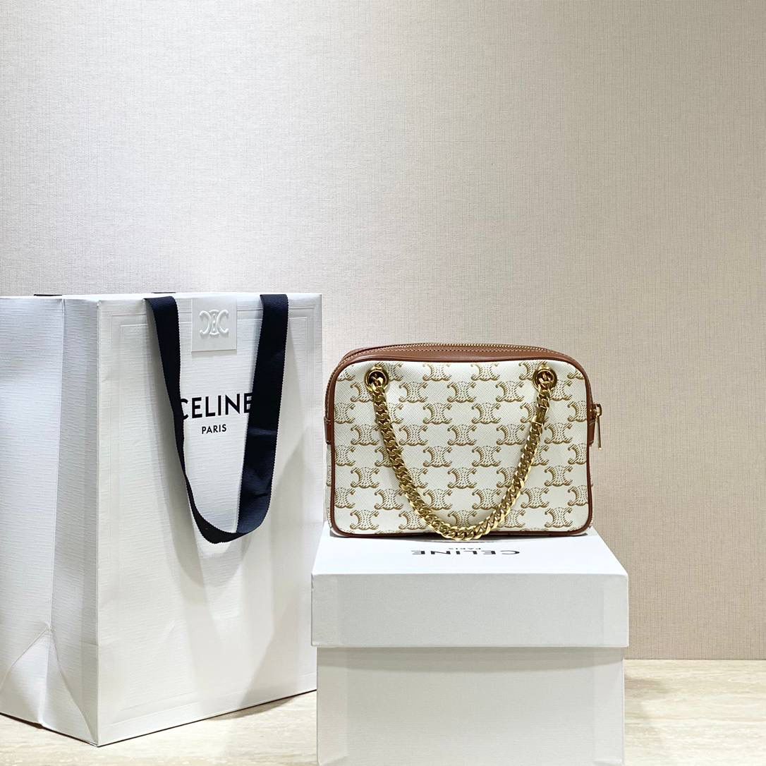 🔥大货实拍图 𝗖𝗘𝗟𝗜𝗡𝗘 ♥ 𝗣𝗔𝗧𝗔𝗣𝗔𝗡𝗦 𝗧𝗥𝗜𝗢𝗠𝗣𝗛𝗘 𝗖𝗔𝗡𝗩𝗔𝗦 Patapans 手袋来自 CELINE 2021春夏系列，以法国圣诞颂歌“Pat-a-pan”命名。规整的矩形包身由 Triomphe 老花帆布制成，马鞍棕色小牛皮点缀细节。双链条肩带从包身穿孔而过，洋溢复古学院派气息。 型号：196252 尺寸：20.5*15*4.5cm