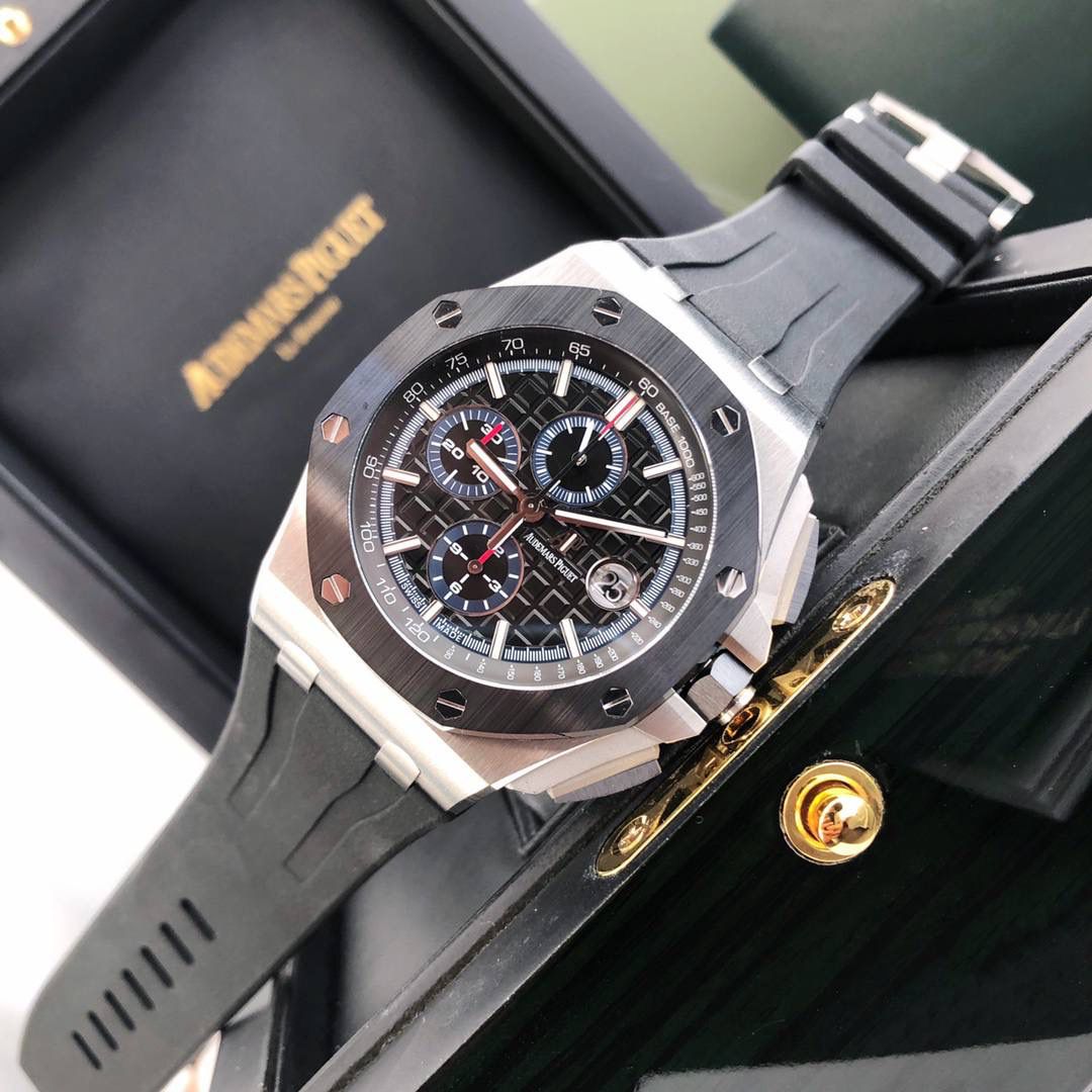 皇家橡树 - 爱彼AP 26400系列 44毫米直径 市面上最好版本的超级复刻 柔软硅胶带 皇家橡树离岸型 男士全自动机械腕表 ，316L精钢表壳 ，搭配原装复刻定制机芯Cal.3126全自动机械机芯 走时精准 稳定，透视后盖 裸露的机芯跟正品一模一样，反炫光蓝宝石玻璃 ，超级耐划痕，搭配原厂模具橡胶表带，原装针扣 ，300米防水，整壳套超高品质，超A做工，非市场普通货，货有所值 ，硬汉必备神器，爱彼入门级腕表 强烈推荐，制作耗时又耗精力，尽可能把最精至的腕表呈现给各位腕表爱好者。