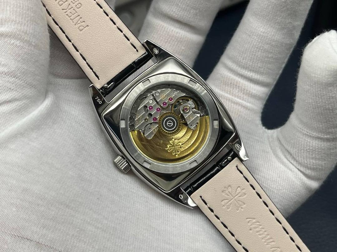 百达翡丽复杂多功能系列5135G--010重磅登场，迄今推出的首款Nautilus复杂腕表，以超复杂的工艺技术打造休闲运动腕表。 1⃣️小身板大能量：尽揽以下功能∶12点位日历功能 10点位星期功能 2点位星期功能 6点位24小时。所有功能都可正常使用。 2⃣️机芯采用版Cal.240自动上链机芯，在实现外观的逼真前提下，功能一并完美诠释。 3⃣️改装大师独立制表人，倾情参与定制改装表盘颜色，给予独一无二的腕表增添有趣的灵魂！