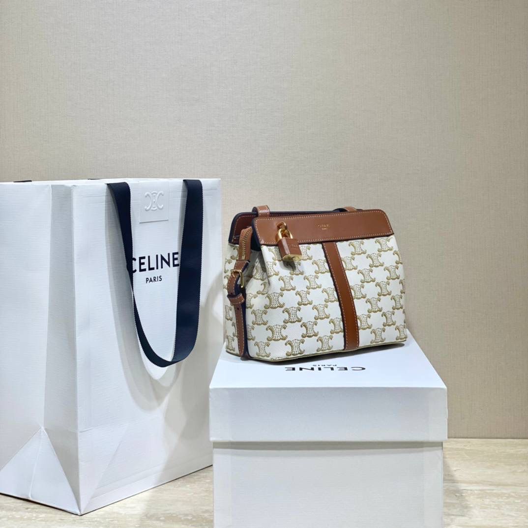 🔥大货实拍图 𝗖𝗘𝗟𝗜𝗡𝗘 ♥ 𝗧𝗘𝗘𝗡 𝗖𝗔𝗕𝗔𝗦 𝗗𝗘 𝗙𝗥𝗔𝗡𝗖𝗘 型号：191992 尺寸：19*16*11cm 上身图💯 越看越喜欢的一款包包！这个白老花也是十分美貌🥰容量完全够用，日常出门必备的纸巾、气垫、手机、口红、钥匙、放下绰绰有余～是个好看又能装的实力派！