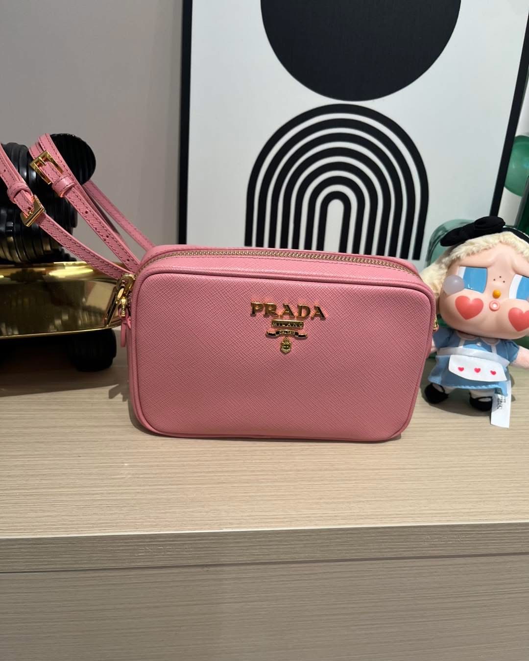 Prada camera bag牛皮斜孭袋  100%Authentic ,98%new  ✅證書✅dust bag