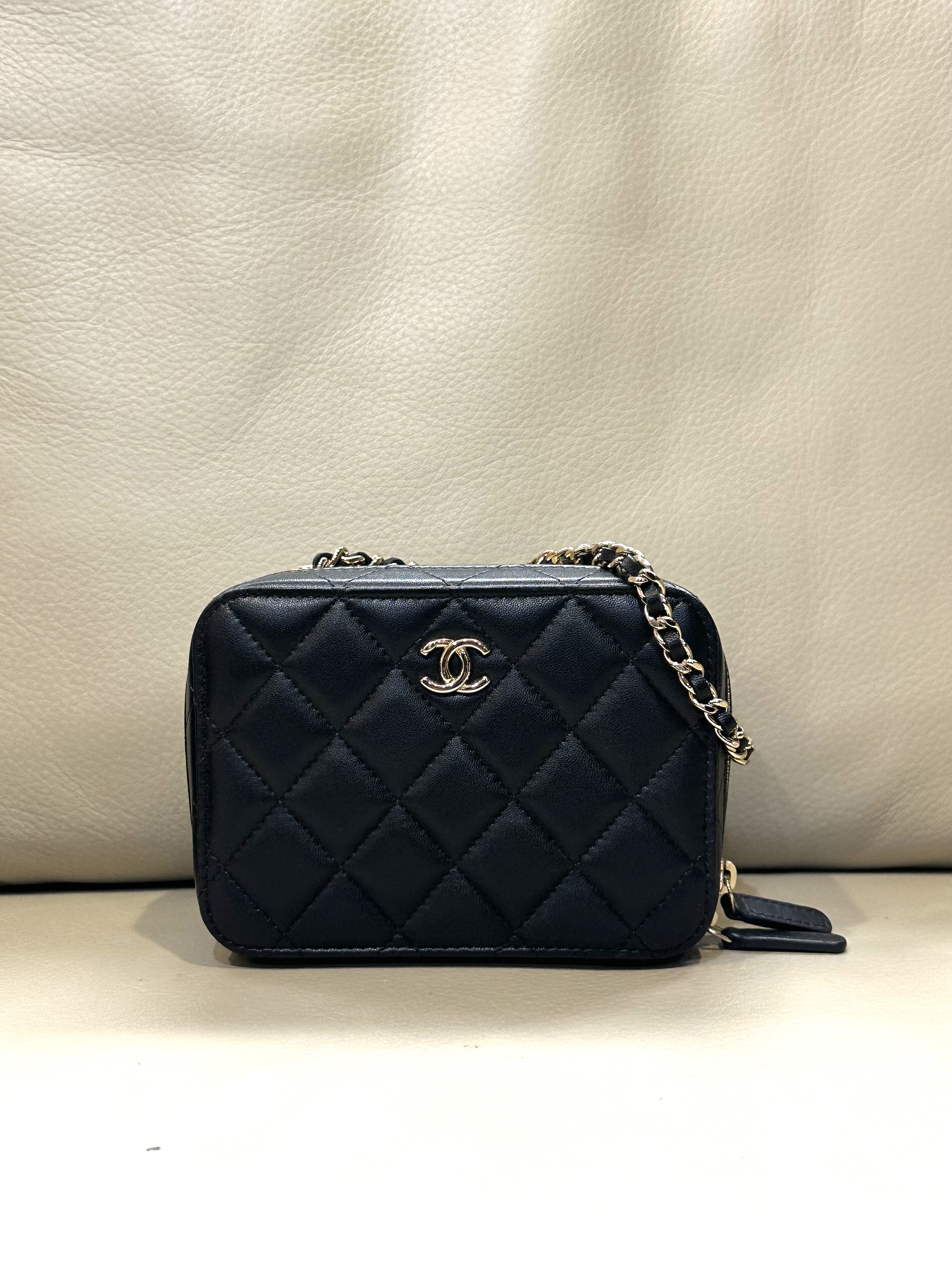 Pre-owned Chanel Pearl Crush Camera Bag / Product Code: 26040502