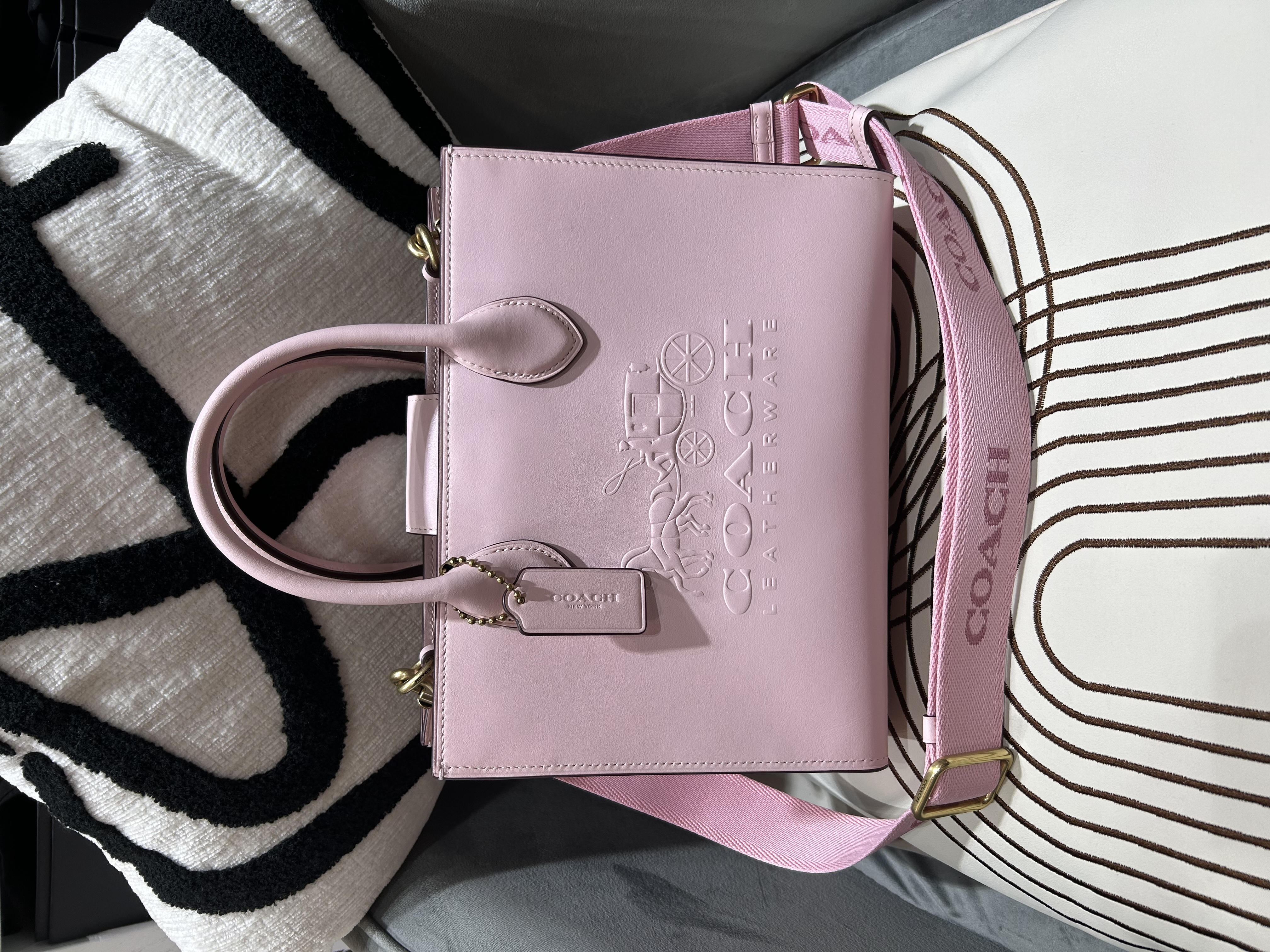 Coach ace 26 2way bag 100%Authentic ,unused ✅塵袋 ✨ 專門店售價$4500 📣 