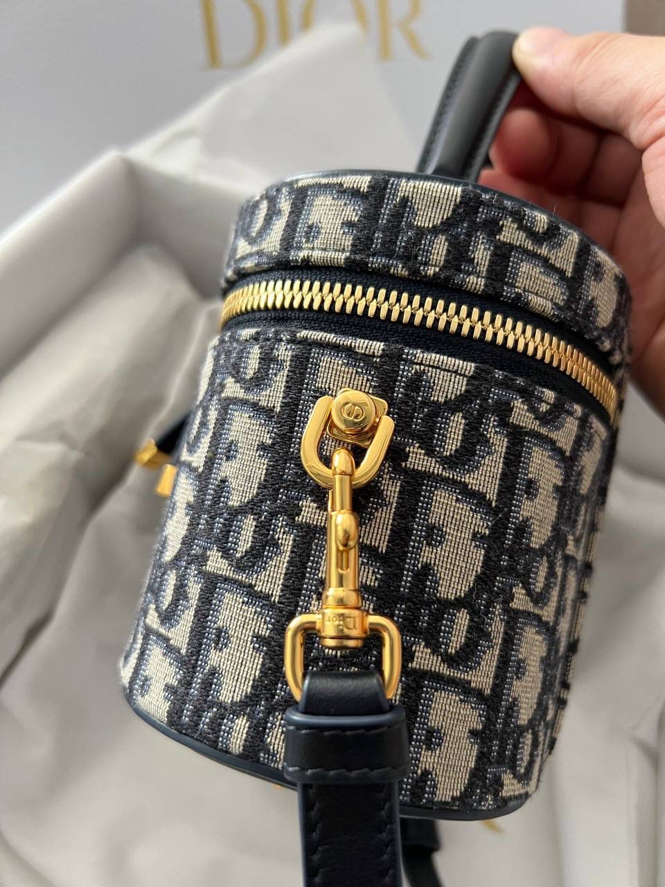 实拍实拍 💕 小号 CD SIGNATURE VANITY 手袋蓝色 Oblique 印花 独家渠道货 独家CD渠道货化妆包最新款上新 尺寸：16 x 11 x 9.5 厘米 独家实物手机版本实拍 需要实拍的看这里✨