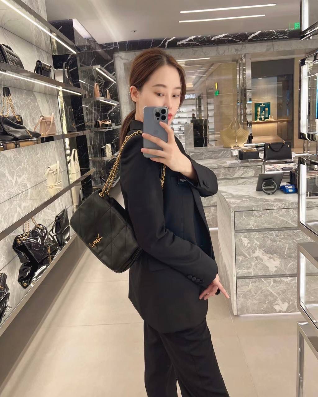 ys1 jamie羊皮链条包小号黑色🖤 比起大号，小号是更日常的小可爱 他们家的包基本都是用的小羊皮 小羊皮和皮肤接触的质感真的不是其他皮可以比的 非常柔软，非常舒服 我觉得翻盖包比拉链包要好用 一翻一盖一取一放，行云流水 小号的尺寸完全是按照黄金比例来的 不挑身高身形，真正的优雅且大方～ 我们家没有zp真的不可能会开发 品质你们看对比图就好 代购级可不是说说而已哟！ 25×16×7cm763475m