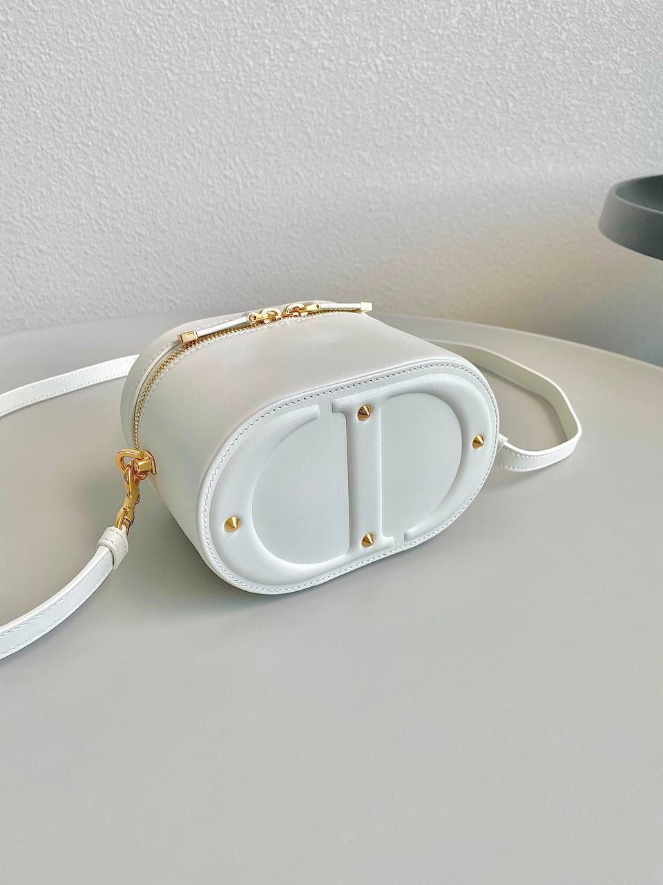 🈶白色小号 𝗗𝗜𝗢𝗥 𝗦𝗶𝗴𝗻𝗮𝘁𝘂𝗿𝗲 𝗩𝗮𝗻𝗶𝘁𝘆 化妆盒 全新系列一出直接萌翻天，很难不火 通常在金属包扣或链条装饰的CD字母 这次当了回主角，直接放大像极了猪鼻子 压印浮雕质感和字母的立体弧度，好高级 成了包身上一眼就能看到的重点元素 手提手柄系个小丝巾，简直不要太可爱 拆卸可调节肩带日常随意搭配出街 小巧不臃肿，都去冲 16×11×9.5cm，#8101m