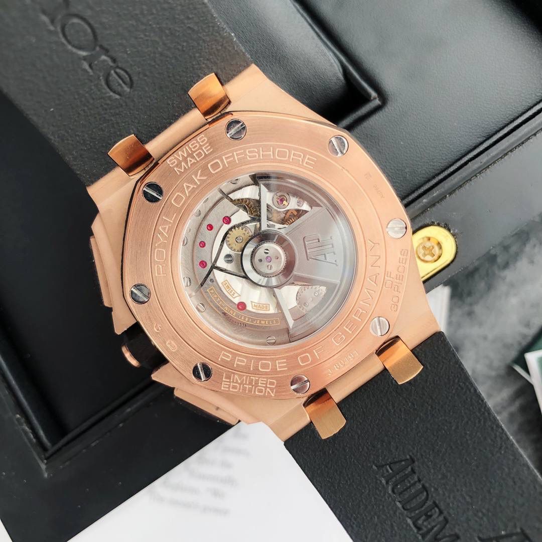 皇家橡树 - 爱彼AP 26400系列 44毫米直径 市面上最好版本的超级复刻 柔软硅胶带 皇家橡树离岸型 男士全自动机械腕表 ，316L精钢表壳 ，搭配原装复刻定制机芯Cal.3126全自动机械机芯 走时精准 稳定，透视后盖 裸露的机芯跟正品一模一样，反炫光蓝宝石玻璃 ，超级耐划痕，搭配原厂模具橡胶表带，原装针扣 ，300米防水，整壳套超高品质，超A做工，非市场普通货，货有所值 ，硬汉必备神器，爱彼入门级腕表 强烈推荐，制作耗时又耗精力，尽可能把最精至的腕表呈现给各位腕表爱好者。