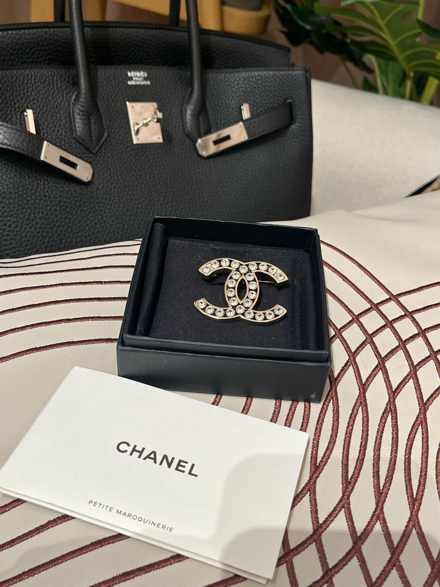 Chanel cc brooch  100%Authentic, 98%new ✅Dust bag✅box