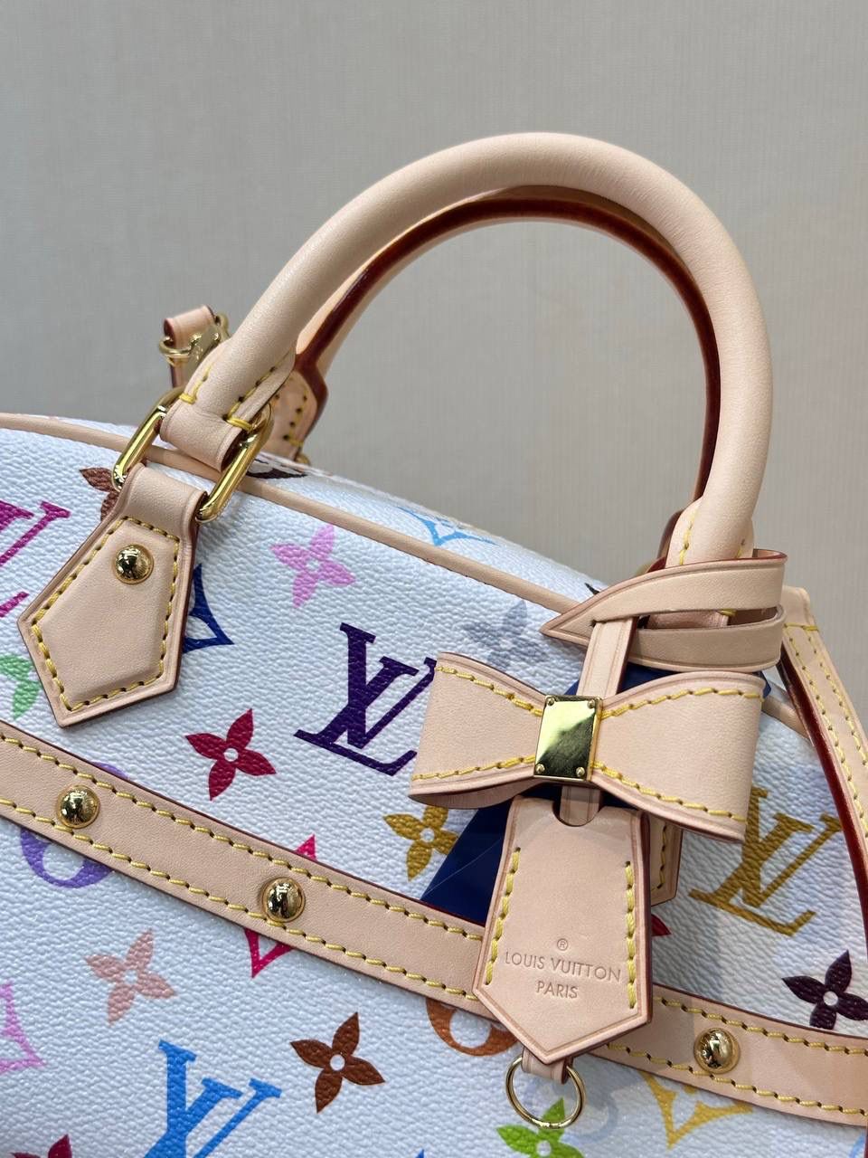 LV&村上隆 白三彩 保龄球包👜✨ 保龄球的热度不用多说吧，而且驴的保龄球是独树一帜，不是那种方方正正的，有弧度的设计更有feel～白三彩这波热度一定会持续下去，确实有那种一眼就想入的冲动，万千宠爱于一生，对于拥有了众多老花的你来说，白三彩一定要有一只～🌈🌼