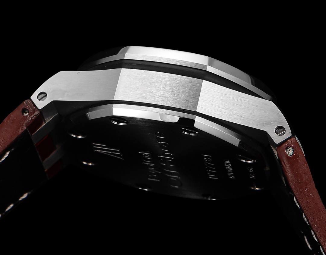 🚀皇家橡树离岸型26400/26238/26470系列正式登场！款式最全，做工最好的爱彼计时款腕表来了，有做工好的顶级货😍💯廉价的小厂货就别去考虑了！ 1，机芯采用12位小秒的定制版3126计时机芯，完美还原原版所有功能。经过精密打磨，大大加强了其稳定性。 2，其中碳纤维系列表壳采用全新碳纤维复合材料——「Carbon TPT® B.4」打造，这种高科技材料比常规 Carbon TPT® 密度提高4%，纤维硬度提升15%，树脂强度提升30%，材料结构经过各项异性优化，保持轻盈同时无比坚韧，提供迄今最强的抗冲击性能。 3，字面颜色均采用目前最先进电镀技术，非几年前的简单喷漆技术。每一个巧克力格纹装饰，通过CNC级别打磨，无限接近原版。 4，同步原版搭载微微活动头粒，胶带采用进口氟橡胶材质，皮带采用美洲鳄鱼皮材质，更加耐磨耐造。