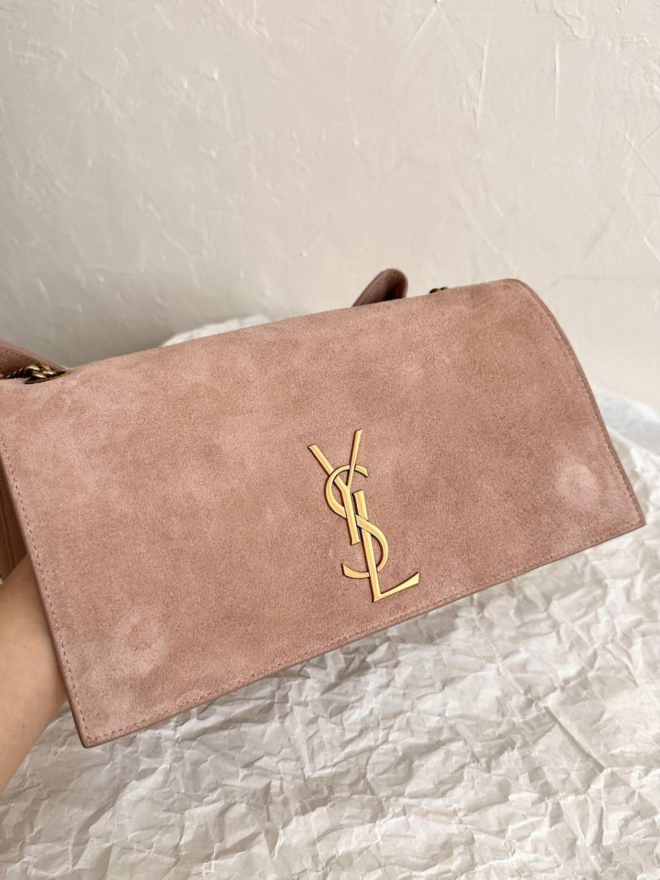 ys1 kate双面平纹粉/麂皮粉 中号👶🏻 我个人很喜欢的一只ys1 一只包有两种风格(双面能用) 春夏用牛皮面，秋冬用麂皮面 有没有和我一样不喜欢定型包的姐妹 就喜欢这只双面kate软piapia的随性感☺️ 容量贼大，自重还轻，爱了爱了～ 28.5×20×6cm553804m