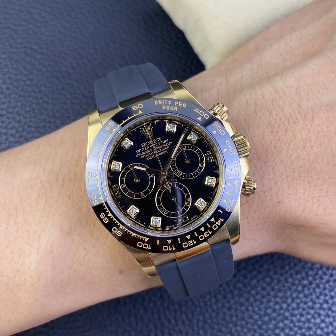 clean/C厂116508全金象牙迪通拿款式合集1.本次推出的是全金迪通拿 2.搪瓷黑面表盘0色差，钻石使用平替莫桑石，火彩效果不亚于真钻，不是劣质锆石。 3.表盘部分也是使用3段式拼接头粒，全部散件电镀。 4.表圈部分的字体粗细，以及最重要的，黑色填油是和原装一样的，磨砂质 感。这也是唯一一个做到的，后续发细节图又对比。 更多细节可以仔细看真假对比图🤟🏻💯