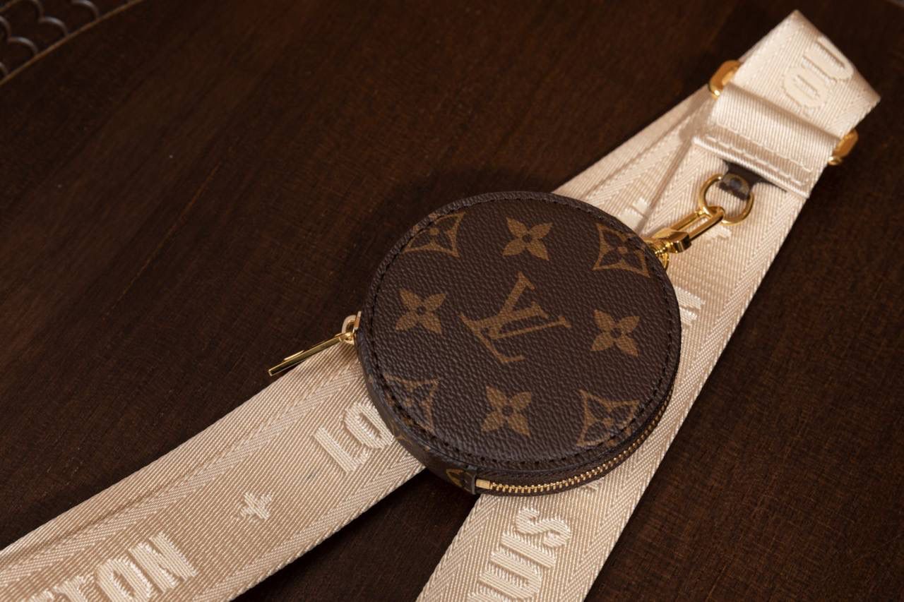 LV Onthego🎀 Toron 手柄搭配有品牌字样的提花肩带，风格对比很特别～ 还贴心附上 可拆卸零钱包，放零钱或小东西刚刚好，设计真的很加分👍 ▪️尺寸 25 × 19 × 11.5cm▪️ 大小刚好，不会太大也不会太小，日常出门超适合。 好看又实用，真的要说一句：设计师很懂女生啦～ 😆 这是 2023 早春系列，独家品质，这一季真的一定要选它！ 小号手袋把 Monogram + Monogram Reverse 拼在一起，再加上 Monogram Giant 图案，整体超有时尚感，怎么看都高级✨