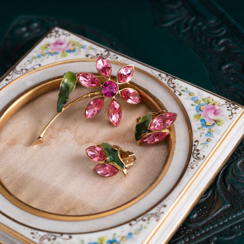 C.a. 1960s American Vintage Pink Sparkling Floral Brooch and Clip Earrings Jewelry Set (MT1385)