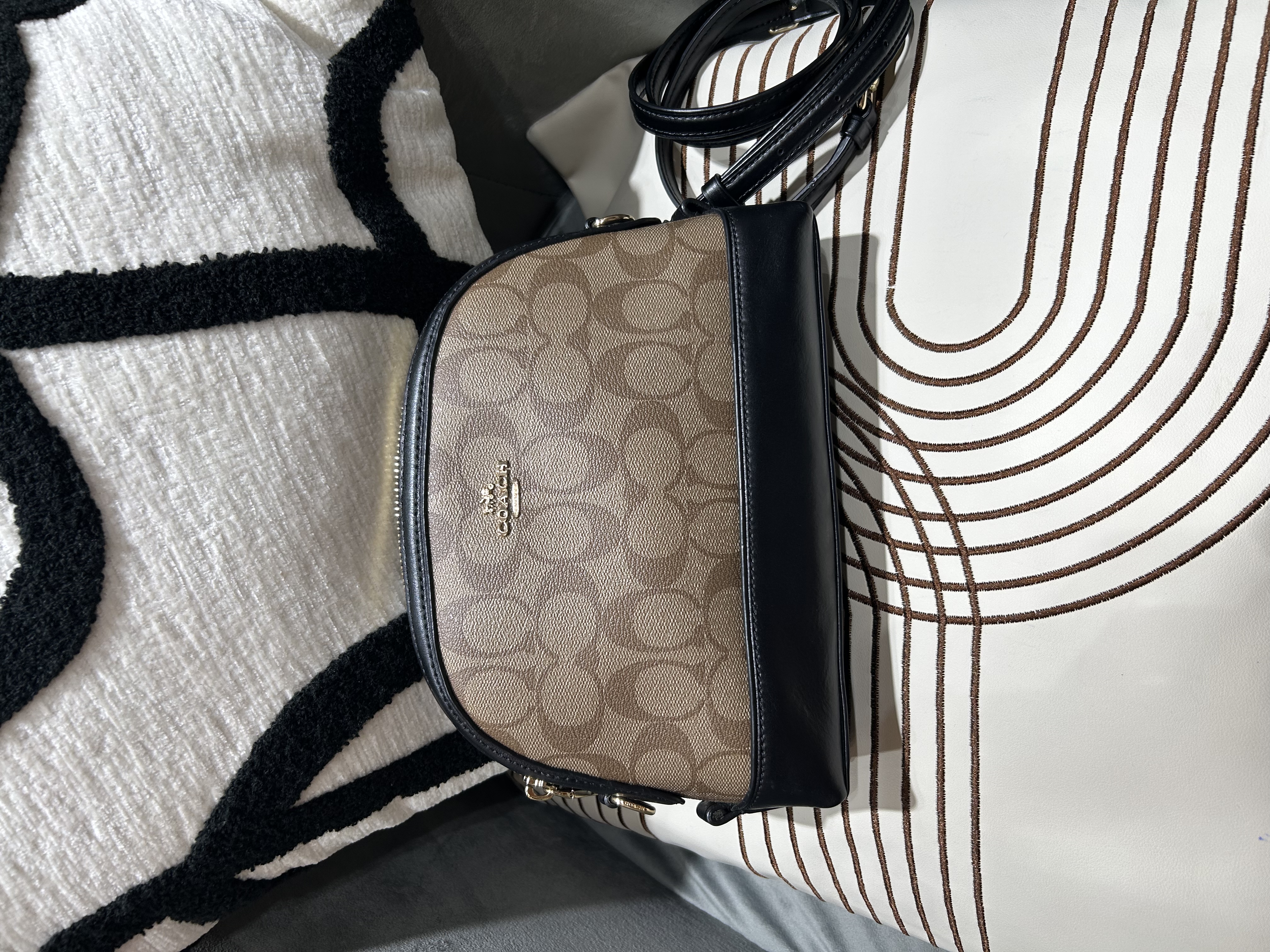 Coach Crossbody Bag 貝殼包 100%Authentic, 98%New ✅Dust bag