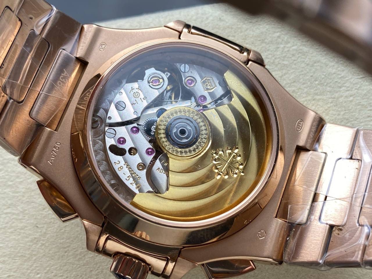 V2版真功能🌐真小秒！3K工厂 百达翡丽鹦鹉螺5980/1A-014多功能计时腕表V2版本，真小秒、真功能！【表壳】腕表尺寸40.5毫米，同正品一致的枕型表壳采用正面拉丝，侧面抛光的两种工艺组合，层次感分明，质感十足。尽显精湛工艺。【表带】采用原装表带一比一量身打造，每节表带的中央抛光部位，都能呈现钻石的形状，尽显高级质感。【机芯】3K厂采用定制版PP.CH28-520机芯，完美还原正品，时分秒，日期，和计时大秒功能。3K匠心之作，欢迎各位表友品鉴🌐