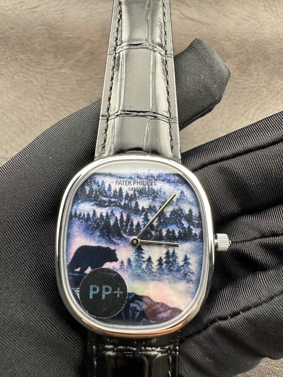 PP➕ Factory2025新品首发｜百达5738系列 68克配重版 复刻经典，更胜经典——GOLDEN ELLIPSE 黄金椭圆腕表重磅登场！ ✅ 黄金分割美学重塑：遵循1:1.6181经典比例，34.5MM×39.5MM椭圆表径搭配7.7MM纤薄厚度，复刻古典韵味与佩戴舒适度。 ✅ 316L精钢表壳：介于圆形与矩形之间的别致椭圆轮廓，还原原版线条张力，质感细腻出众。 ✅ 3D立体云贝母表盘：专属浮雕打印工艺，折射神秘深邃光泽，告别市面暗淡平庸款，上手自带高光。 ✅ 定制进口小牛皮表带：21X16尺寸对版原配，搭配同型椭圆表扣，与表壳设计遥相呼应，贴合手腕更显格调。 ✅ 9015精准机芯：走时稳定精准，兼顾实用性与耐用性，日常佩戴无压力。 PP➕不做“远观款”，只为呈现最接近原版的真实佩戴体验——从细节质感 to 上手触感，每一处都经得起近距离审视，让经典韵味在腕间完美延续！