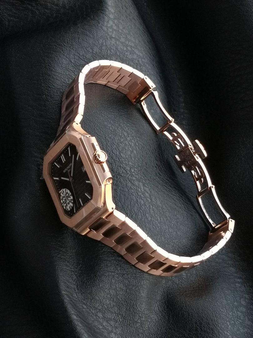 百达翡丽 方形 新系列CUBITUS 5821腕表 亮点特色：1️⃣机芯:搭载定制9015改Cal.26-330 SC一体机，调时不停秒，调时不停秒，摆轮位置均与正品一致，自动上链机芯。2️⃣钢带:316L定制级人体工程学表带，新扣款式。3️⃣表壳:尺寸45毫米厚度仅8.3mm，为表壳对角线长度(即10点位至4点位),因为表壳近似于方形，上下边的宽度会小于这一数值，所以视觉效果并不是很大。 搭配上，5821属于运动风格腕表，日常搭配正装和休闲风格也可以。