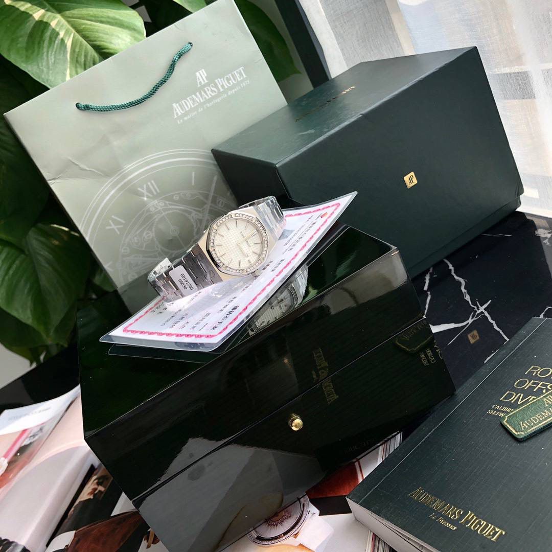 专柜很难买的AP女款到货啦！今天我们介绍的就是爱彼皇家橡树系列中的女士腕表。其官方型号为67651ST.ZZ.1261ST.01。爱彼皇家橡树系列独有的八角形外观还拥有爱彼独特的设计风格也将女士优雅风格融入其中，深受女士们的爱戴，即使只有33毫米的小尺寸，也将爱彼独有的纯净美感与刚毅线条展现的淋漓尽致。 而镶满钻石的表圈也为佩戴的女士增添了更多的柔美。（40颗明亮型切割美钻 总重约0.71克拉）搭载瑞士石英机芯、拥有实用的日历显示功能，女士们佩戴起来不会显得沉重 配专柜全套包装出售。这种货一般数量不是很多的。数量有限哦。