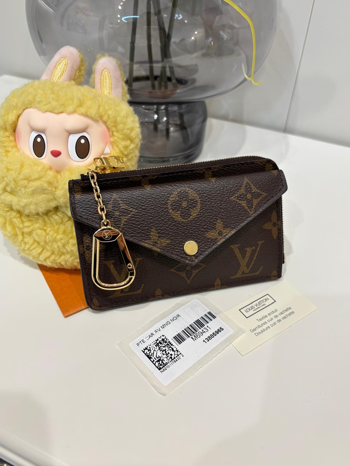 LV Card & Coin Case 100%Authentic, 98%New ✅Dust bag