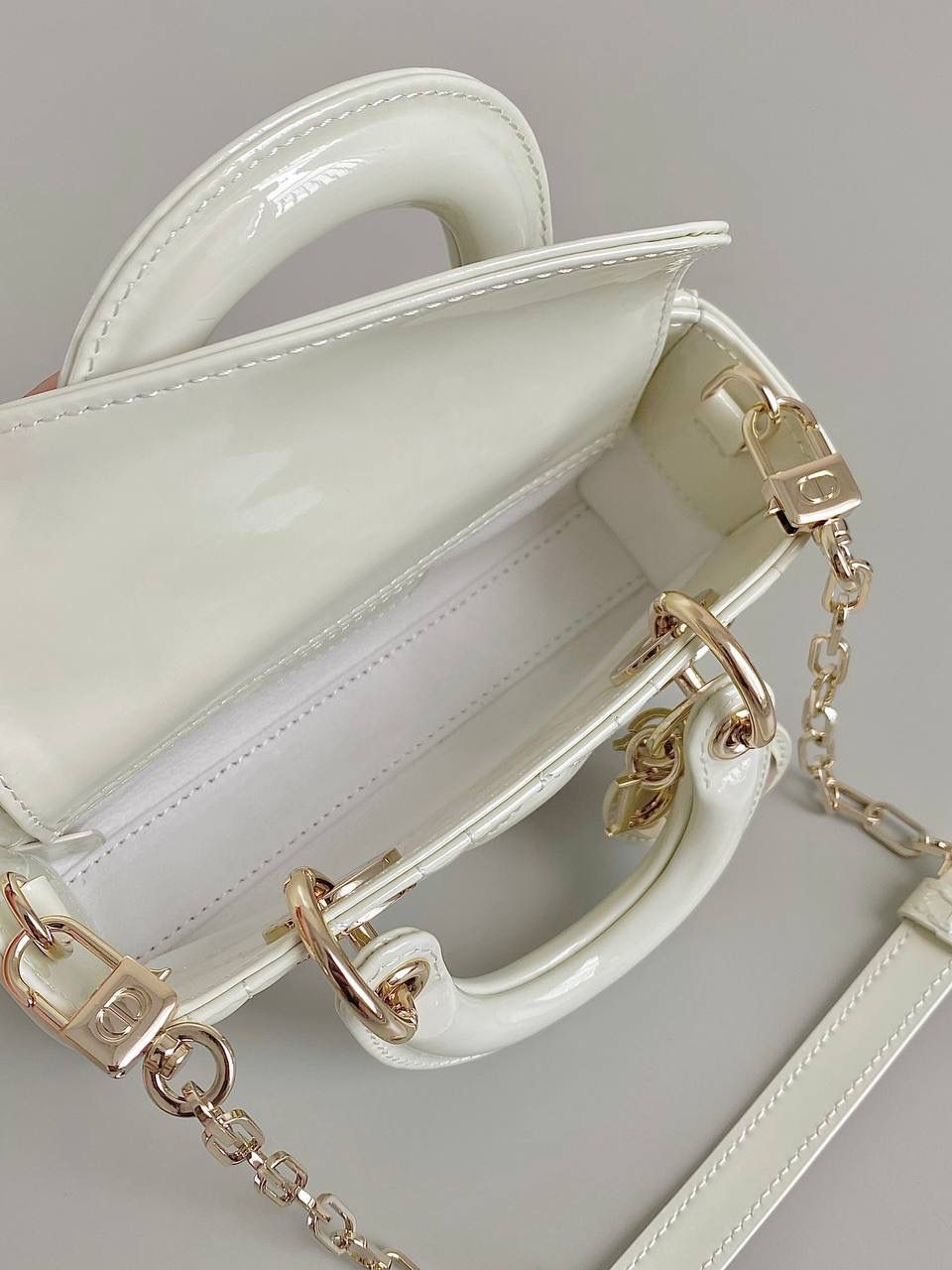 白色超迷你🎀 𝗗𝗶𝗼𝗿 𝗗-𝗝𝗼𝘆 𝗯𝗮𝗴漆皮款，新色 时尚果然就是轮回，回归了一把中古戴妃 长方包形，短链条➕细长肩带直接封神！！ 复古时髦感超强，真是什么场合都可以把住 绝对是lady中的天花板了，强势出圈啦姐妹们🤩😍 17.5×10.5×6cm