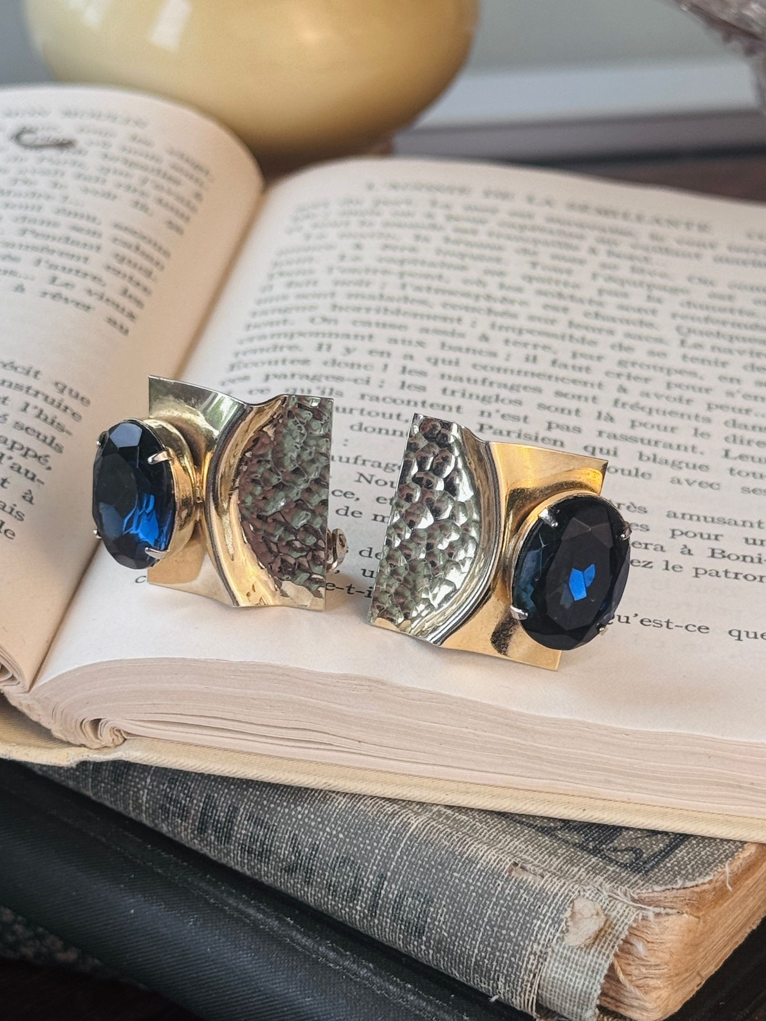 Vintage C.a. 1980s Abstract Art Royal Blue Glass Statement Clip Earrings (MT2589-16)