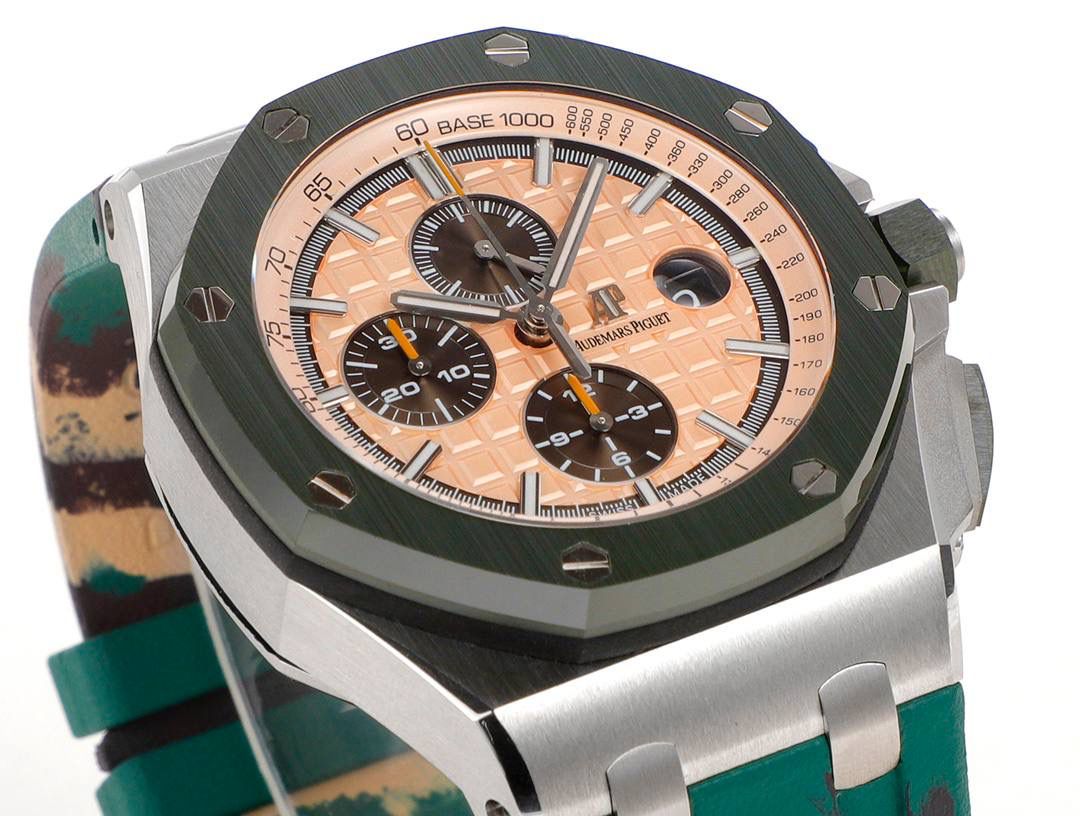 表盘以爱彼经典的大格纹为背景，一个个层次分明的方格排列，经过完美的打磨，将尽善尽美体现得淋漓尽致。三点位的日历表盘，在蓝宝石玻璃凹透镜的作用下，TPE扩大效果与原版一般无二。每一根大小表针，无论从各个角度来看都没有出现毛刺现象，这一点解决了大部分强迫症表友一直存在的烦恼！刻度与表针中间部位都采用瑞士进口夜光粉，每一个个体都做到手工填充，均匀饱满度是机器填充远远比拟不了的，亮度与发光颜色与原版几乎一致！机芯方面采用7750改3126的计时机芯，十二位的小秒，六点位和九点位的12小时计时与30分钟计时，完美的还原了原版的所有功能，经过JJF团队的精密打磨，大大提升了7750基础机芯的稳定性，缓解了一直以来计时机芯款式空有其表的尴尬现象！做到无可挑剔，堪称天花板级别，欢迎广大表友品鉴！💯🔥