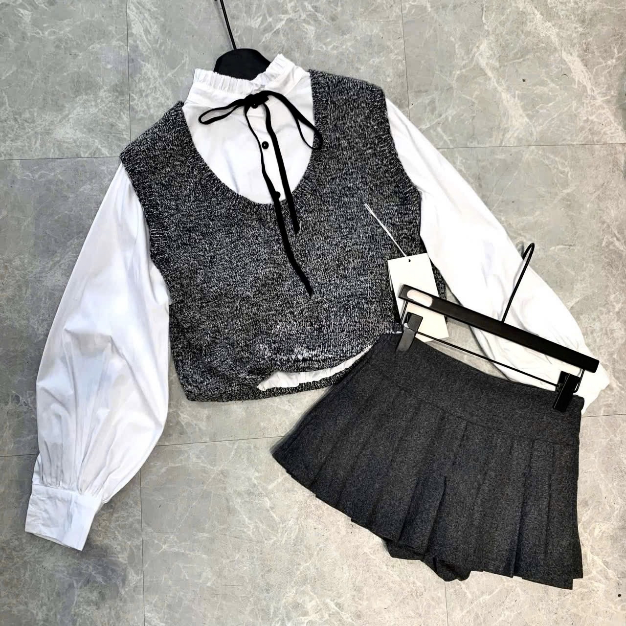 荷葉邊領襯衫及褶襬洋裝兩件套