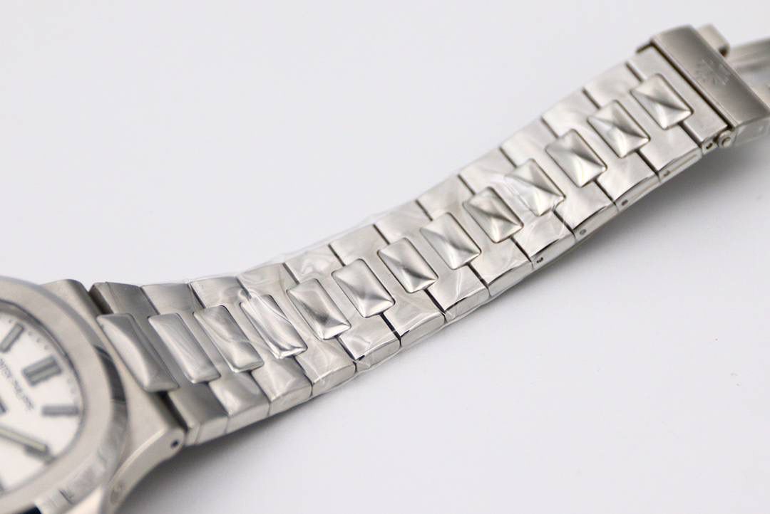 🔥新一代V3百 达 翡 丽🔥Nautilus年历腕表5726系列顶级版本 1⃣️全新一代V3表盘渐变深蓝色更加接近原装，正面可看出中间向四周扩散为蓝色渐变黑色，六点钟位置二十四小时盘同步原装CD纹，（现市面变盘均为蓝色未渐变且没有CD纹的错误版本）最新解毒版本 2⃣️新一代V3表壳，市面因壳身还原本就是一道道考验，各个环节工艺繁杂，现市面版本侧边三字位和九字位的搭配，还有四个功能按钮，基本摸起来都是高低不行且刮手的现象，GR全新一代V3表壳，经过几个月的研究和探讨，真正的意义上的做到了圆润的效果，侧边三字位和九字位搭配不管从什么角度，摸起来均不刮手不高低，同时四个功能按键位置也做出了调整，正品按键是为居中，市面普遍都是偏上且刮手，V3版本真正做到了一比一还原，不刮手且同正品一致居中。完爆市面所有版本 3⃣️V3表链依旧独霸市面，独家巨资开发表链，做到了柔软与贴手并存，每一节钢链中间都为正品一致工艺3D钻石菱形且立体感十足，不管多大多小的手腕均可佩戴，佩戴也极其舒适贴手，侧面与底部的打磨都与壳身一样的细腻。V3全新定义百达翡丽Nautilus终极版本（现市面均为廉价表带，没有正品的钻石菱形，也没有柔软与贴手，佩戴质感偏硬不舒适。还会有Nautilus的味道吗？）