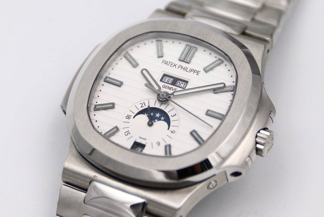 🔥新一代V3百 达 翡 丽🔥Nautilus年历腕表5726系列顶级版本 1⃣️全新一代V3表盘渐变深蓝色更加接近原装，正面可看出中间向四周扩散为蓝色渐变黑色，六点钟位置二十四小时盘同步原装CD纹，（现市面变盘均为蓝色未渐变且没有CD纹的错误版本）最新解毒版本 2⃣️新一代V3表壳，市面因壳身还原本就是一道道考验，各个环节工艺繁杂，现市面版本侧边三字位和九字位的搭配，还有四个功能按钮，基本摸起来都是高低不行且刮手的现象，GR全新一代V3表壳，经过几个月的研究和探讨，真正的意义上的做到了圆润的效果，侧边三字位和九字位搭配不管从什么角度，摸起来均不刮手不高低，同时四个功能按键位置也做出了调整，正品按键是为居中，市面普遍都是偏上且刮手，V3版本真正做到了一比一还原，不刮手且同正品一致居中。完爆市面所有版本 3⃣️V3表链依旧独霸市面，独家巨资开发表链，做到了柔软与贴手并存，每一节钢链中间都为正品一致工艺3D钻石菱形且立体感十足，不管多大多小的手腕均可佩戴，佩戴也极其舒适贴手，侧面与底部的打磨都与壳身一样的细腻。V3全新定义百达翡丽Nautilus终极版本（现市面均为廉价表带，没有正品的钻石菱形，也没有柔软与贴手，佩戴质感偏硬不舒适。还会有Nautilus的味道吗？）